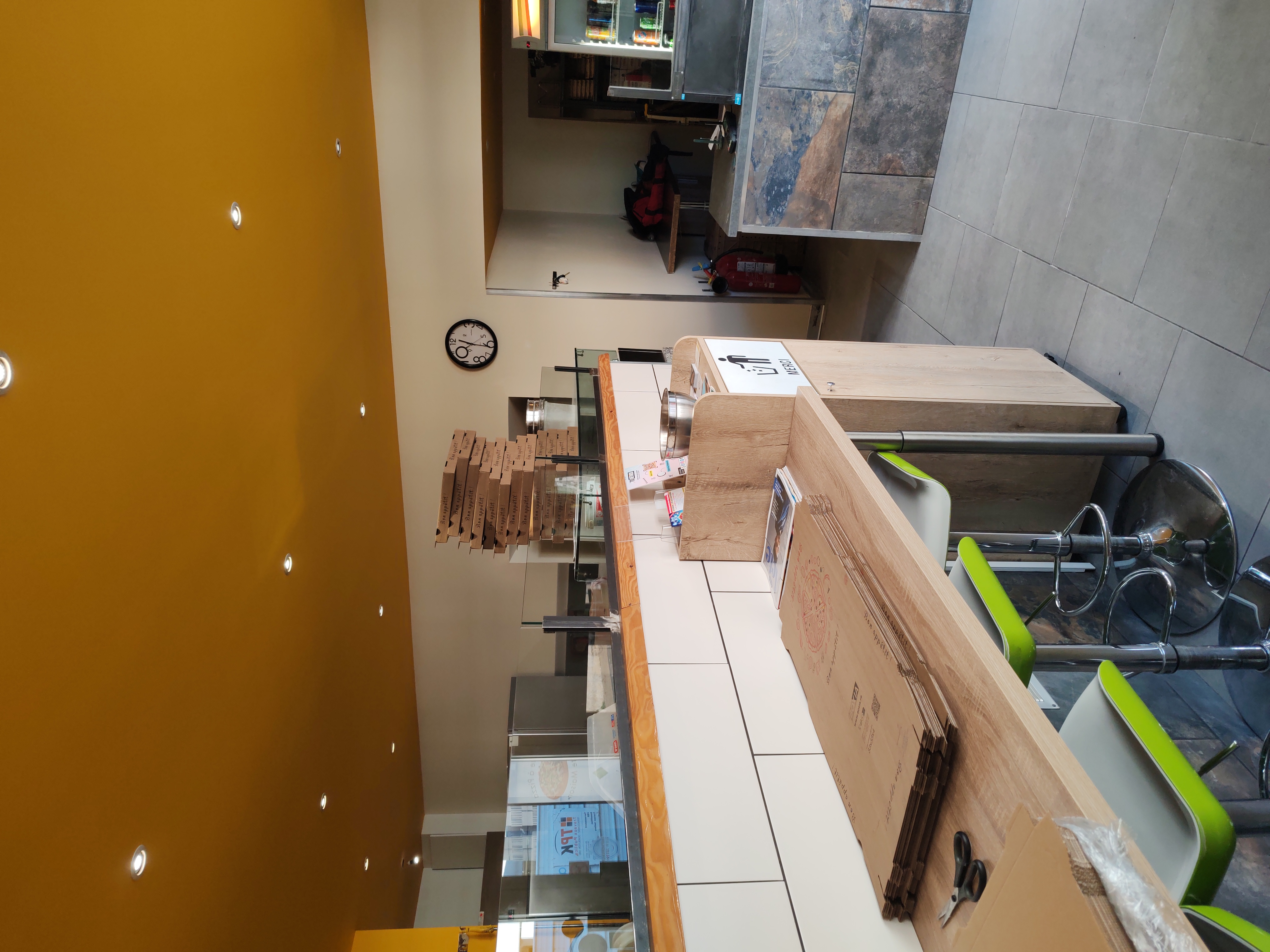 Pizzeria à vendre sur la belle ville de Carpentras, existante depuis 2010, avec une belle renommée, pizza à emporter, et en livraison, idéal pour un couple. Négociation possible. 
N'hésitez pas à vous renseigner si vous êtes intéressés !