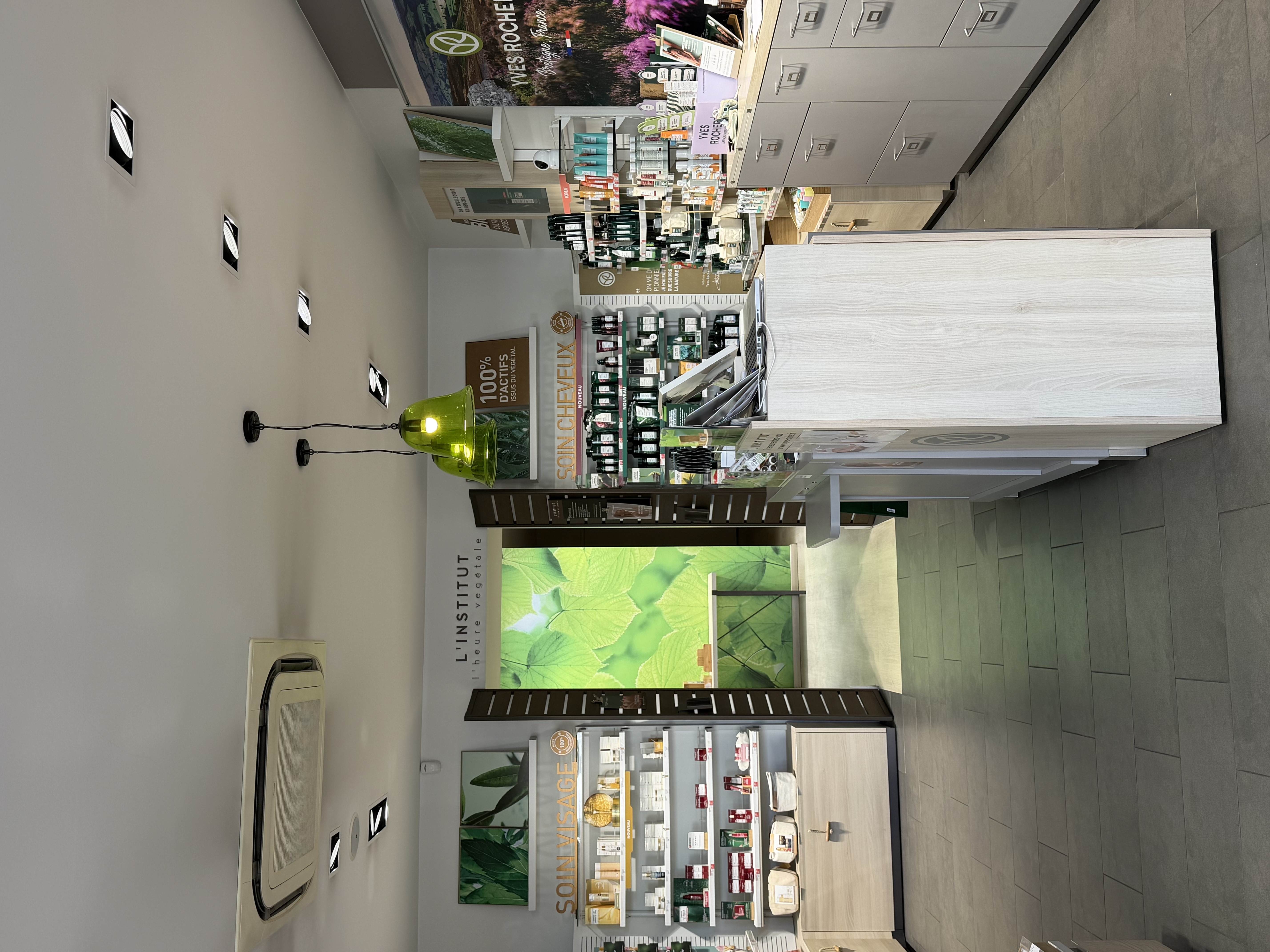 Yves Rocher, vous connaissez ... ?

Le descriptif : Yves Rocher recherche un(e) Partenaire, en Franchise pour piloter le magasin de Carhaix & son Institut de beauté. Ce mode d’exploitation vous permet de devenir un(e) véritable chef d’entreprise, un(e) commerçant(e) indépendant(e).En qualité de Franchisé(e), votre société bénéficie du savoir-faire de l’enseigne et exploite son fonds de commerce, conformément à l’image de marque Yves Rocher et dans le respect des normes du réseau. Dans une logique de partenariat, chacune des parties s’engage pour une durée minimum de 7 ans.

Parlez-nous de vous !

Vous avez une forte expérience dans le retail ?
Vous partagez nos valeurs de marque ?
Envie de piloter un ou peut-être plusieurs centres de profit, tout en capitalisant sur le fonds de commerce ?
Manager des équipes ?
Mettre en pratique vos connaissances en gestion d’entreprise ?
Vous n’êtes pas diplômé en Esthétique ? Rassurez-vous, ceci n’est pas un prérequis.
Vous disposez d’un apport personnel financier (sans emprunt) entre 60 000€ et 80 000€.
Rejoindre l’aventure Yves Rocher, c’est… Et si on vous disait qu’il est possible d’entreprendre aux côtés de la marque préférée des Français ?P arce que oui, nous sommes à la recherche de futures pépites qui reprendront nos boutiques et institut. Être Partenaire Yves Rocher, c’est faire partie d’un réseau de personnes passionnées et positives, qui ont à coeur de faire rayonner la beauté et le bien-être de notre clientèle, tout en protégeant la biodiversité.

Cette annonce vous parle ? Vous pensez correspondre au profil recherché ? Sautez le pas et écrivez-nous !

Un droit d’entrée d’un montant de 10 000 € est requis (compris dans le montant global de l’affaire).

Si votre profil correspond aux critères recherchés, un premier entretien pourra être organisé avec la franchisée actuelle, cédante des parts. Dans un second temps, votre candidature sera soumise à validation par le franchiseur Yves Rocher.