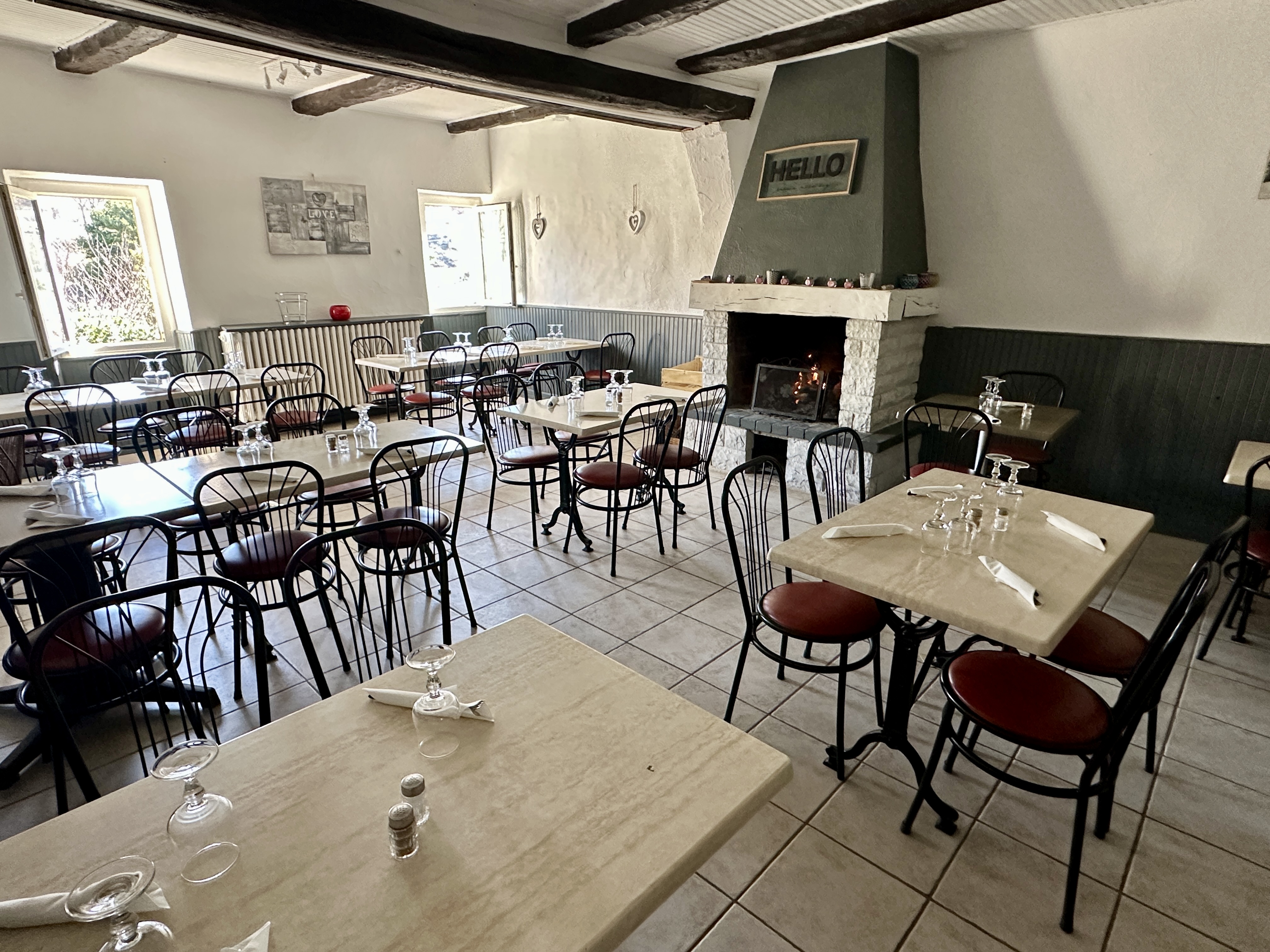 A Vendre - Fonds de Commerce Bar - Restaurant

A Ongles, charmant village provençal niché au pied de la montagne de Lure idéalement situé au carrefour de Saint-Etienne les Orgues, Banon et Forcalquier. Village réputé pour sa quiétude et sa qualité de vie au plus proche de la nature venez découvrir cette belle affaire principale lieu de vie de la commune.

Fonds de commerce historique sur le secteur vous serez séduits par le potentiel remarquable de ce bien. L'affaire est actuellement exploité par une gérante et deux salariés.

Principal lieu de vie de la commune, le fonds bénéficie de la licence 4 et profite d'une capacité d'accueil de 80 couverts intérieurs et 100 à l'extérieur.

Profitant de nombreuses parties distinctes les locaux se répartissent de la manière suivante :
Un espace "Bar" pour l'accueil des convives à toutes heures de la journée d'une superficie d'environ 35 m²,
Une grande salle de restaurant pour profiter de bons moments autour d'une belle cheminée à foyer ouvert,
Une cuisine aménagée et prête à l'emploi disposant de sa réserve sèche,
Un espace véranda de plus de 38 m² avec climatisation réversible,
Une grande terrasse sur le domaine public (redevance annuelle de 365 € par an),
Un grand appartement de trois pièces actuellement destiné au stockage des marchandises et divers matériels d'un superficie totale d'environ 42 m².
Les locaux sont actuellement loués sous bail commercial qui sera renouvelé pour la vente.

LES POINTS FORTS :
    - Emplacement,
    - Absence de concurrence sur le secteur,
    -  Prêt à l'emploi