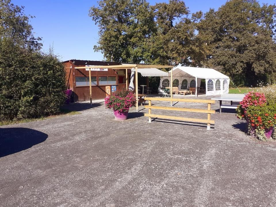 Céde pizzeria snack dans petit village de la vienne.
Vente sur place ,emporter,livraison.tres peu de concurence ,developpement possible.
Vente cause changement de vie.
Nous faisons la passation la formation le suivi.
Local fournie par la mairie.
Charge tout compris trés légere.