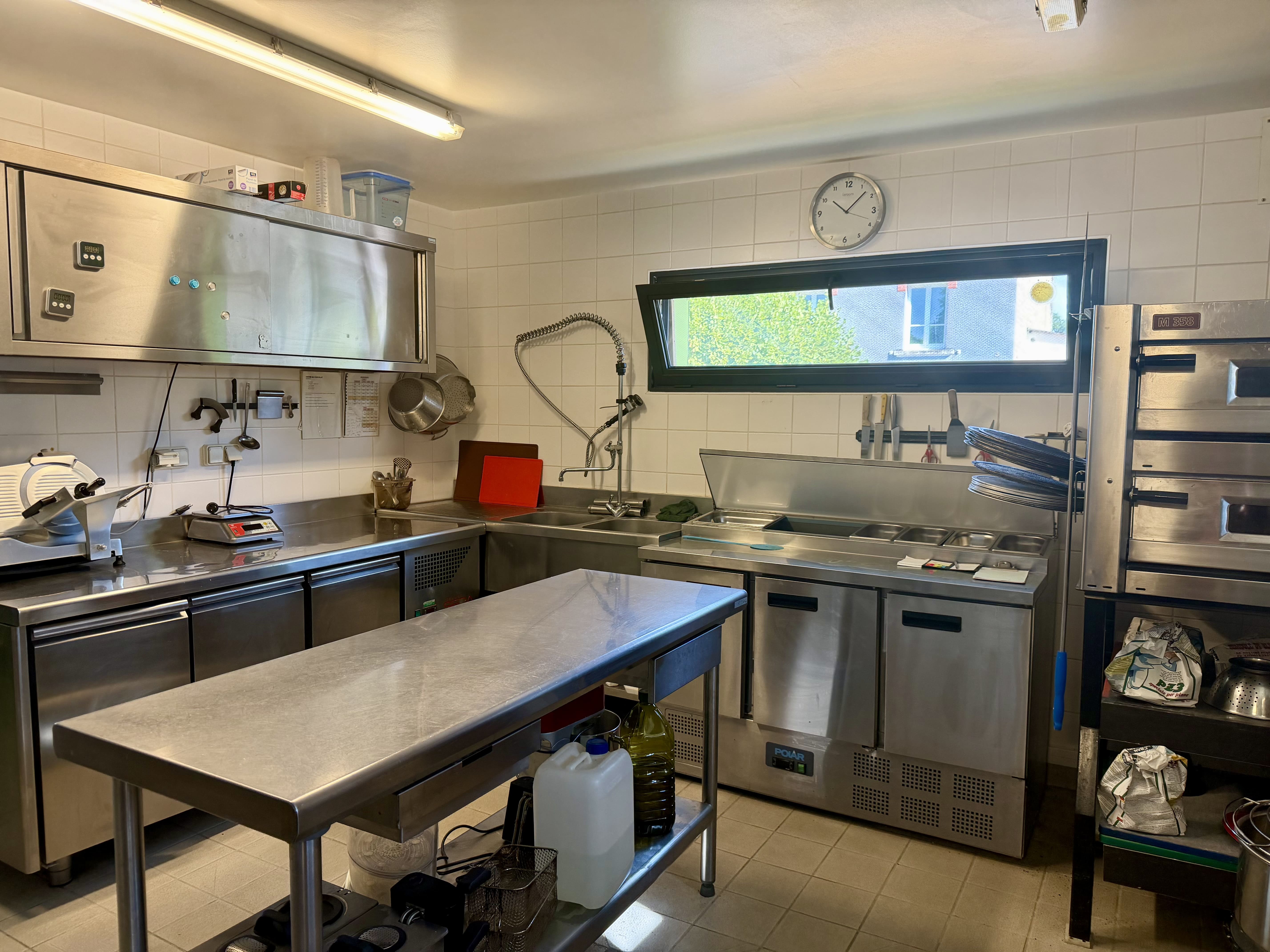 Belle opportunité pour un professionnel de la restauration !

La commune d'Azérables propose à la location un établissement communal dédié aux activités de restaurant, bar et tabac/jeux, prêt à être exploité.

D'une superficie totale d'environ 200 m², le bien comprend :
·   une salle de restaurant chaleureuse d'environ 50 m²,
·   un espace bar d'environ 35 m²,
·   une cuisine professionnelle entièrement équipée (25 m²) avec du matériel en excellent état,
·   des réserves, une cave,
·   un bureau et des espaces dédiés au personnel,
·   une agréable terrasse de 50 m², idéale pour accueillir la clientèle aux beaux jours.

L'établissement est proposé avec son mobilier (tables, chaises), sa vaisselle et un agencement complet, permettant une reprise rapide de l'activité.

Situé au cœur d'une commune dynamique de l'ouest de la Creuse, le commerce bénéficie de la présence de nombreux services de proximité (boulangerie, pharmacie, salon de coiffure, superette, station service), d'un tissu d'artisans et d'entreprises locales, ainsi que d'un emplacement facilement accessible grâce à un grand parking, à proximité immédiate de la D1 et à seulement 5 km de l'autoroute A20.

Afin de faciliter l'installation du futur exploitant, la commune propose un bail précaire de 18 mois avec un loyer progressif :
·   600 € / mois,
·   puis 800 € / mois,
·   puis 1 000 € / mois.

Des charges mensuelles de 100€ sont à rajouter comprenant ordures ménagères, taxe foncière et location de la citerne de gaz (électricité, eau et gaz restant à la charge du locataire).

Le matériel de cuisine, le mobilier de salle et la vaisselle sont à reprendre.

Une belle opportunité pour développer un projet de restauration dans un établissement moderne, fonctionnel et immédiatement opérationnel.