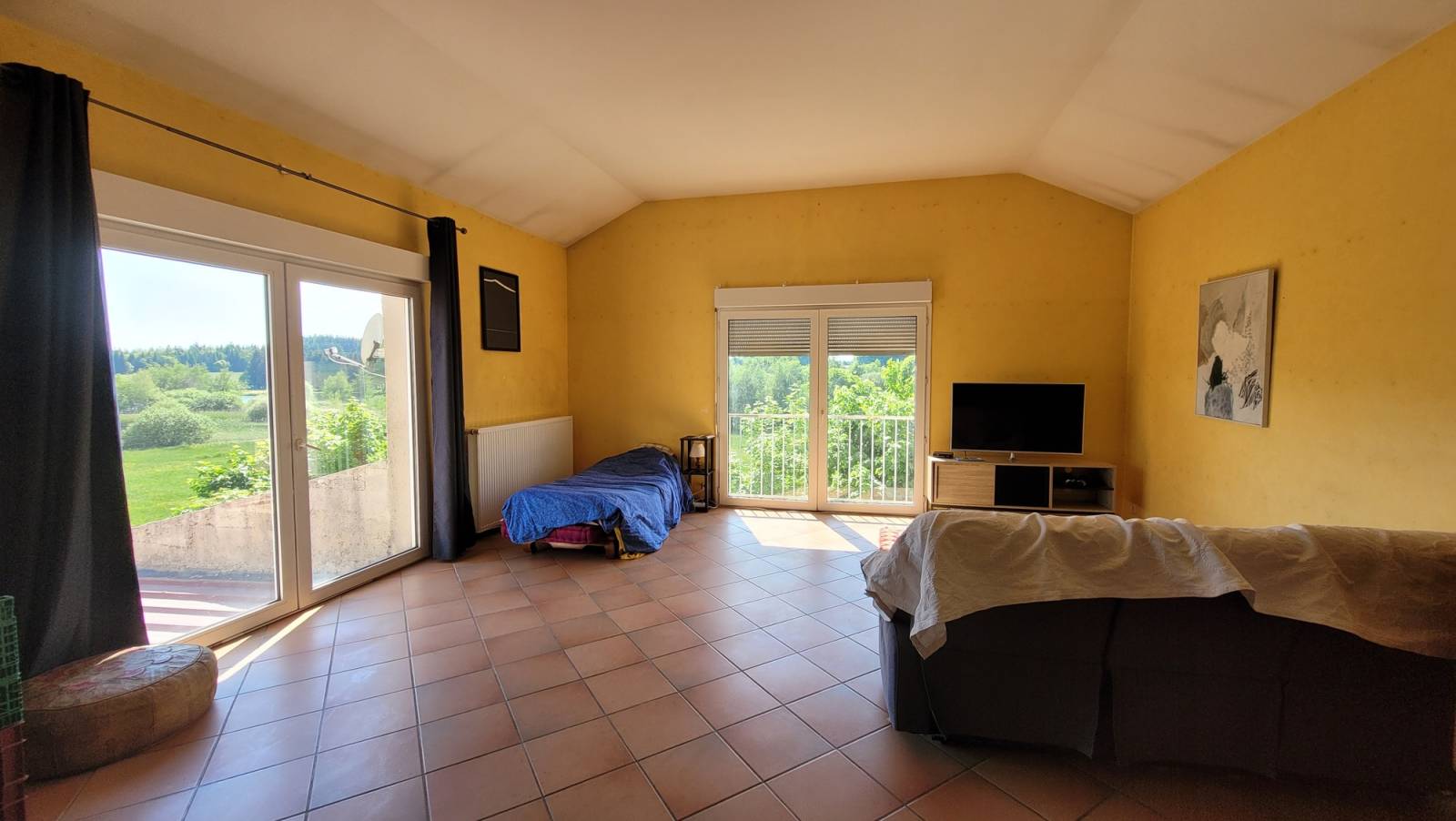 A vendre à st Agrève grand local commercial d'environ 180 m2 situé sur un axe passant stratégique à Saint-Agrève, surement un des meilleurs emplacement d'Ardèche à un croisement de deux routes venant du sud avec plus de 1000 véhicules/jour ! ce bien offre une visibilité optimale pour une activité professionnelle grâce à ses belles salles d'exposition en rez-de-chaussée avec boiseries au sol.
Idéal pour un restaurant/ bar/snack/ magasin de producteurs/ brocante.... actuellement exploité en boutique d'antiquités/ brocante
A noter la belle véranda de 30m2 et la grande terrasse de 52 m2 avec vue sur le lac de Véron, le tout au niveau du commerce et sur une parcelle de 1400 m2 idéale pour un parking ou un jardin.
Vous aurez aussi un parking privé de 6 places le long de la route. 
Le tout est complété par un sous-sol (avec sanitaires dédiés au personnel et garages) de 200 m², un grand appartement en duplex à l'étage développant environ 170 m² habitables.
L'ensemble bénéficie d'une couverture neuve en tuiles (2026) de gouttières neuves, de menuiseries en double vitrage et d'un système de chauffage central aux granulés de bois remis à neuf.
Cette bâtisse possède également tout le potentiel requis, pour être transformée en une grande maison familiale à 2 pas du centre du village ou pour un projet locatif.
A l'étage une superbe pièce de vie de 60 m2 vous attends pour vous reposer de votre journée avec une triple baie vitrée avec vue magnifique sur le lac, la forêt et le village au loin, superbe !
plus de photos sur simple demande