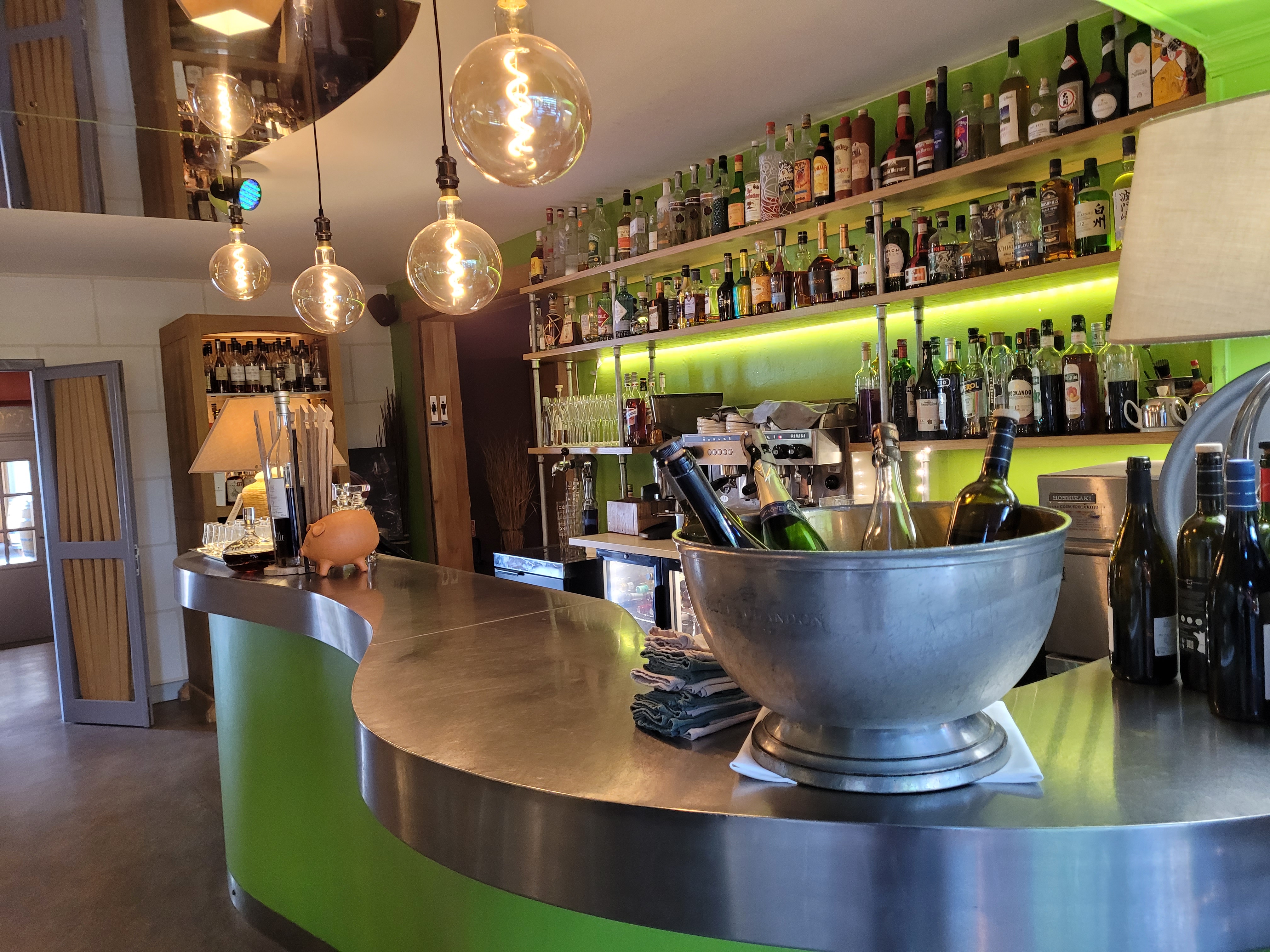 HOTEL RESTAURANT situé dans un petit village entre Cognac et Angoulême
Hôtel 20 chambres *** 
Restaurant classique 60 places
Terrasse d'été Salle de réception type baltar
parc arboré
Conviendrait parfaitement a un chef ambitieux