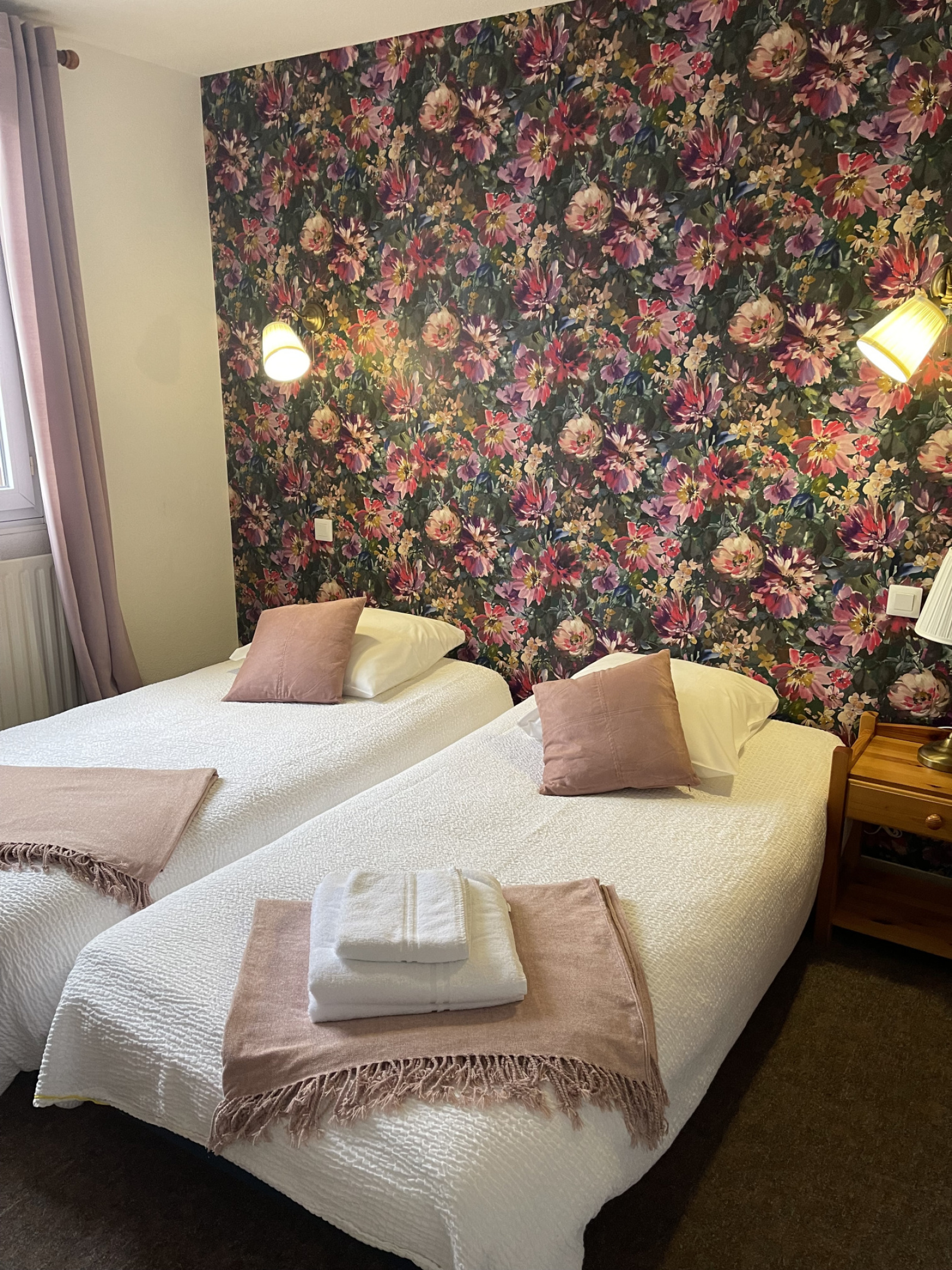 Situé en plein centre d’un charmant village de Haute-Loire, à proximité du Lac du Bouchet et des gorges de l’Allier, cet ancien hôtel-bar-restaurant offre un fort potentiel pour un projet d’accueil ou de résidence familiale ou de création de nouveau fond de commerce.
Le bien se compose de :
10 chambres réparties sur plusieurs niveaux, idéales pour créer des chambres d’hôtes ou accueillir une grande famille.
Une belle salle de restauration, lumineuse et spacieuse, parfaite pour conserver une activité de restauration, aménager un espace convivial ou transformer en salle de réception ou de grande pièce à vivre.
Un emplacement privilégié : Proche du chemin de Stevenson et traversé par le GR 470, au cœur d’un secteur touristique et nature, apprécié des randonneurs et voyageurs en quête d’authenticité.
Ce bien peut être vendu à titre professionnel ou en maison d’habitation, ce qui lui confère une réelle liberté d’aménagement selon vos envies et projets.
Avec son charme, son histoire et son potentiel, il représente une opportunité rare pour développer une activité touristique (chambres d’hôtes, gîte, accueil de groupes) ou pour créer une vaste maison familiale dans un cadre préservé et dynamique.
264 000 euros Mur et matériels complet