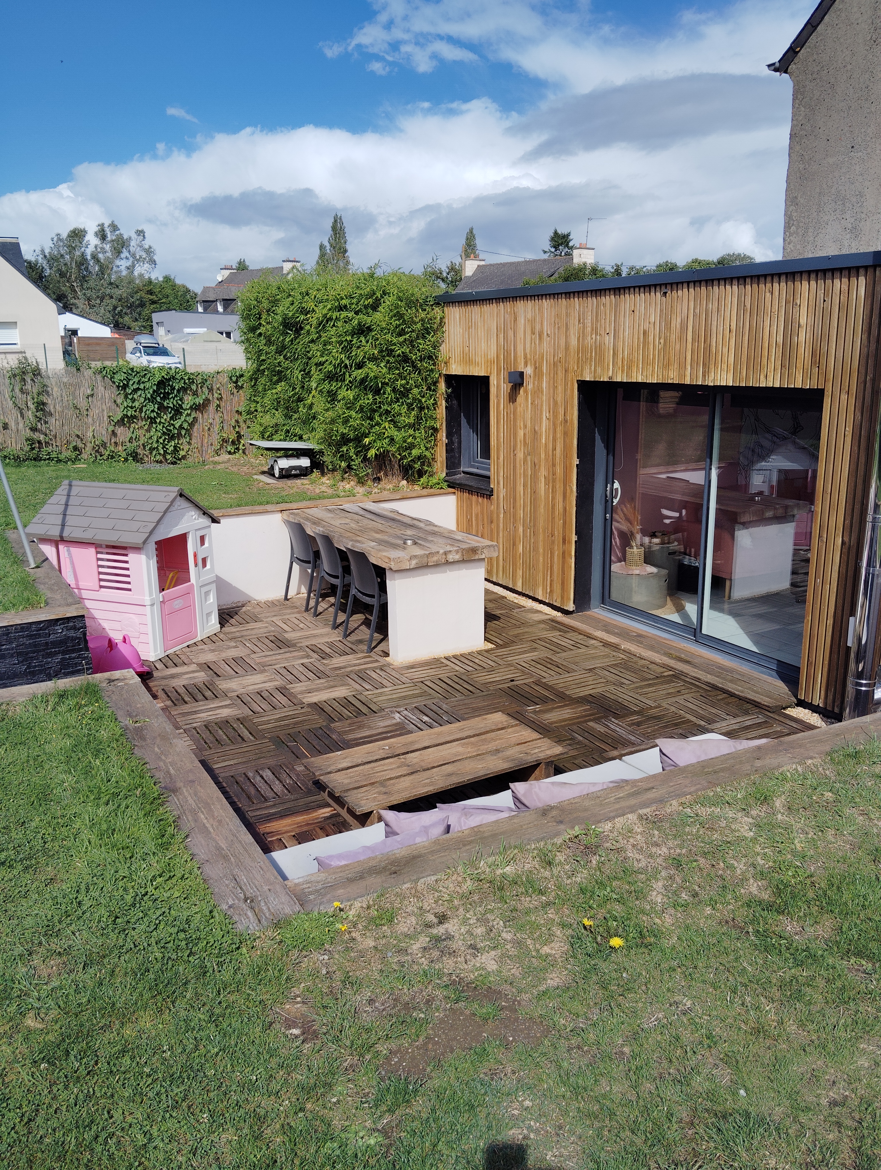 Bonjour, nous vendons notre maison avec ses deux gîtes. Non loin de la mer à environ 15 minutes en voiture (saint brieuc). Dans une commune rurale ( pharmacie, boulangerie, boucherie, tabac, dentiste,mini market (Proxi),...) 

La maison est équipée de 2 gîtes atypiques avec une forte rentabilité  ( ouvert toute l'année)
Les gîtes ont leur parking privé ainsi que leur entrée privée sur la rue . 
Vendu avec le bain nordique  ( proposer en option au voyageur de passage) . 

Pour ce qui est de la maison elle est équipée de trois chambres , équiper chacune soit d'une salle d'eau ou d'une salle de bain , 2 WC indépendant .
Maison rénovée en 2015 au goût du jour .

Grand garage 

Terrain clos et paysager. 

Aucun travaux a prévoir. 

N'hésitez pas à nous contacter si vous souhaitez d'autres photos ou en savoir un peu plus c'est avec plaisir qu'on pourra vous répondre  . ( Nous pouvons accompagner les futurs acquéreurs pour l'activité des gîtes ). 

Maxime et Laura