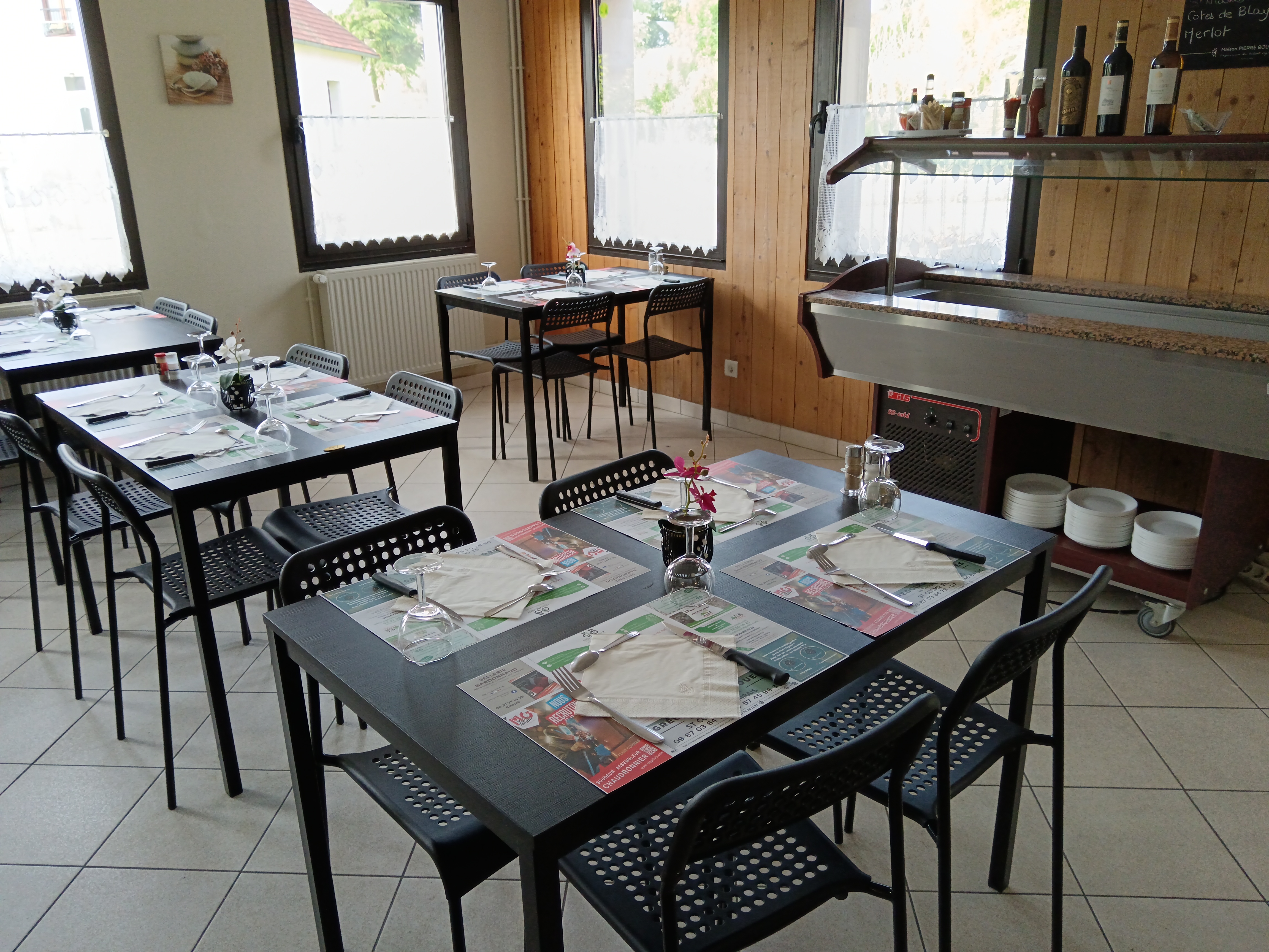 afin de pouvoir anticiper le départ en retraite, nous vendons notre fond de commerce , bar, restaurant, FDJ, poste, petite épicerie, presse locale dans un charmant village, proche de la ferté bernard et de l'autoroute A11, 
école, gare , bus scolaire.
Ouvert actuellement du lundi au vendredi et certains samedis de 7 h 30 à 15 h 
6 semaines de congés, quelques repas exterieurs mais un gros potentiel pour le bar et le restaurant le soir pour ceux qui le désire.
Pas de salarié à reprendre, clientèle fidèle (ouvriers et famille)
Murs à la commune 700 € HT loyer commerce et logement (3 chambres, grande pièce de vie, cuisine, buanderie et grande terrasse extérieure)
Parking pour la clientèle
chiffre d'affaires en progression tous les ans.
Cuisine opérationnelle, matériel en place, controles faits tous les ans (bac à graisse, extincteurs, électrique...)
bail 3/6/9 
Renseignements et photos sur demande