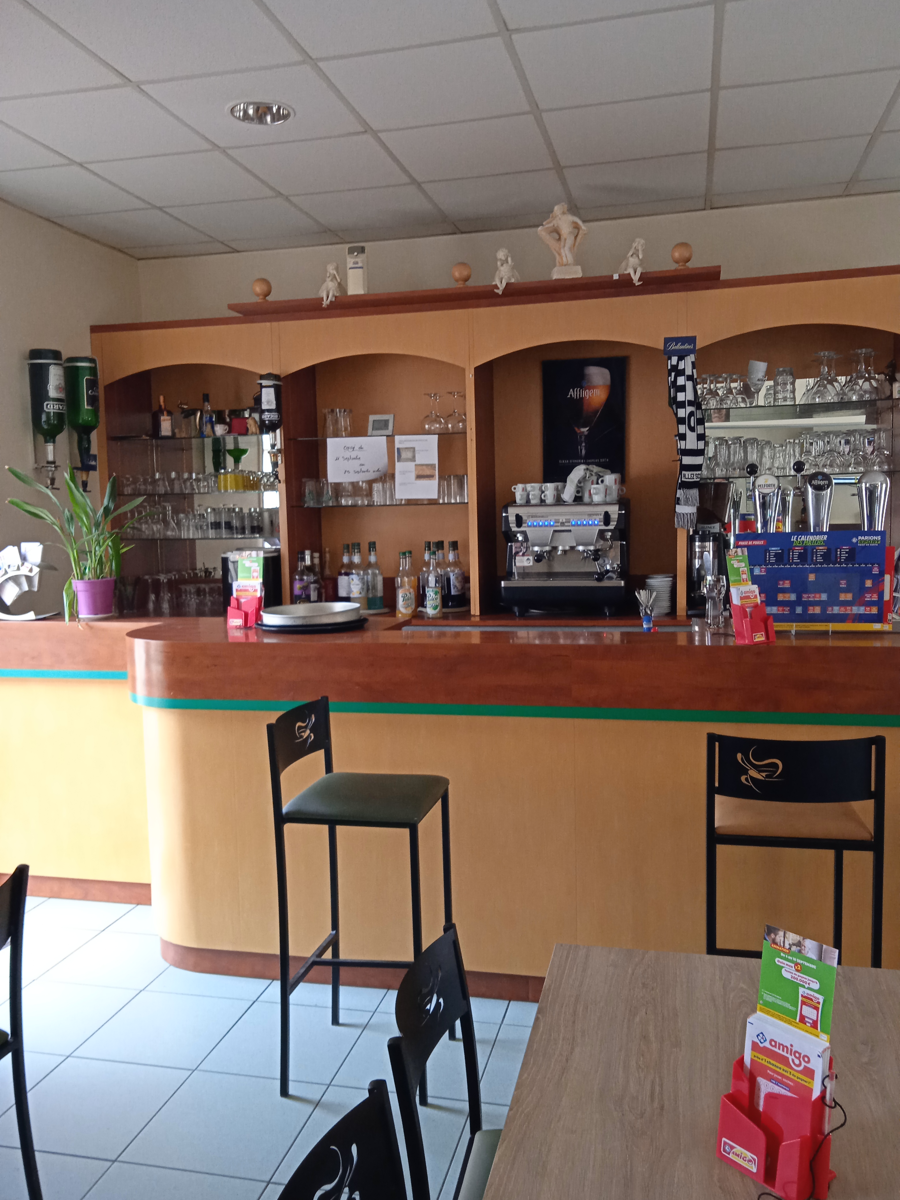 Cause retraite
Vend bar pmu  fdj relais colis 
Ville en plein essort 
Vend aussi les murs