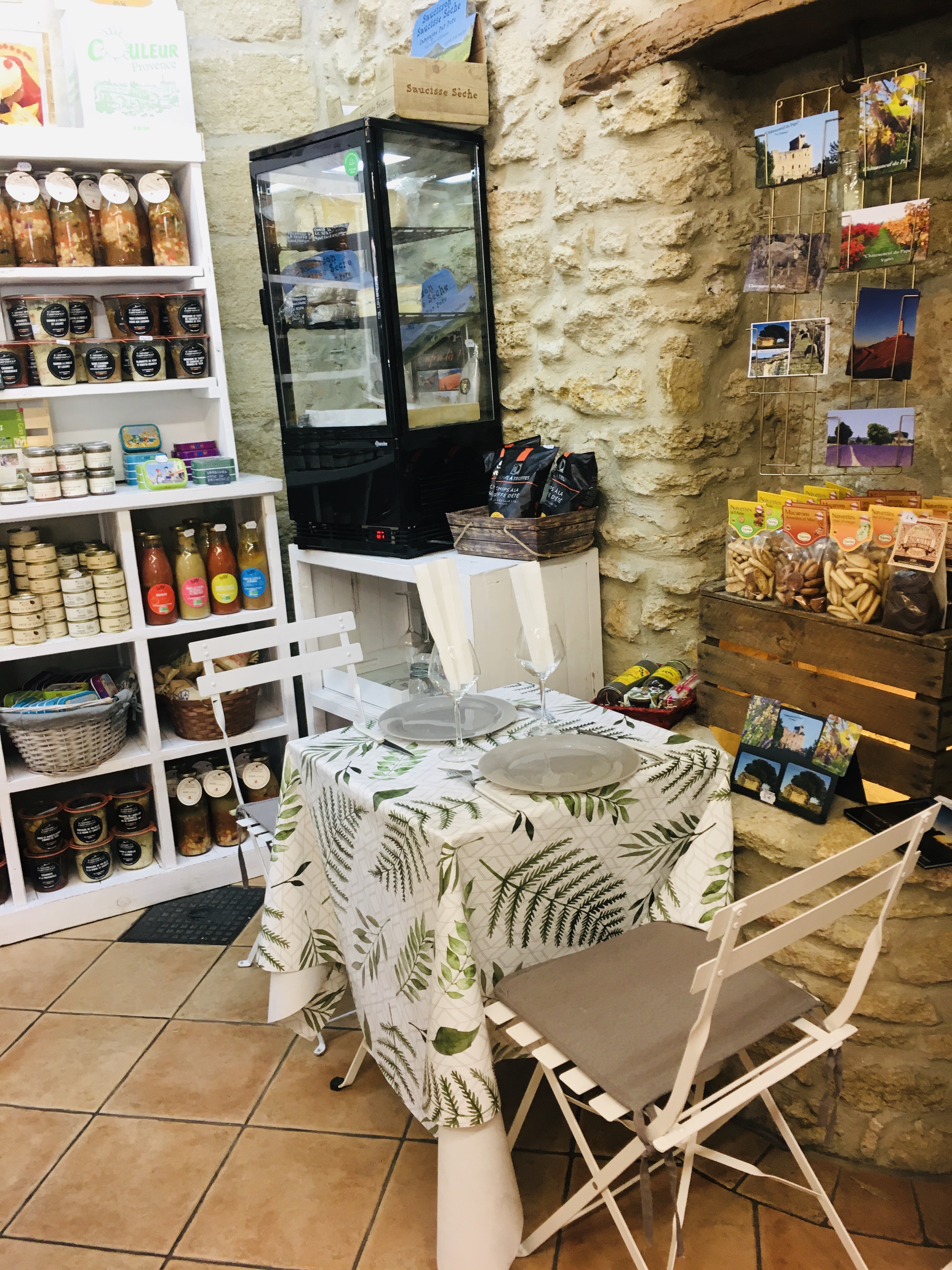 fonds de commerce épicerie fine caviste à Châteauneuf du Pape, village renommé pour son vin. Local magnifique avec plafond à la française et mur en pierres apparentes. Aucun travaux à prévoir. parfaitement équipé. clientèle locale et touristique.Surface intérieure 47m2 environ. Coquette terrasse extérieure abritée . Au coeur du village, emplacement premium.
Vente pour raison de départ à la retraite.