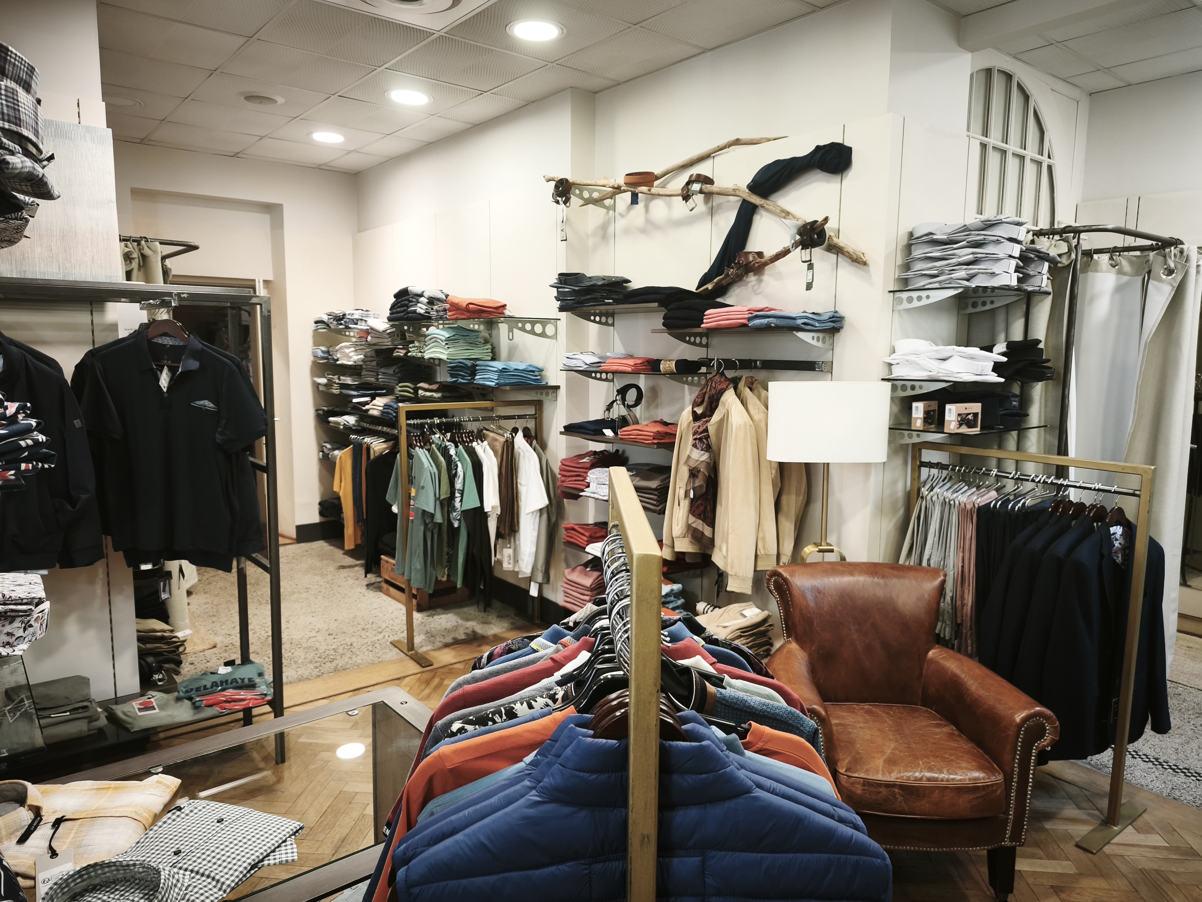 À CÉDER – FONDS DE COMMERCE PRÊT-À-PORTER – CENTRE-VILLE DE MUNSTER (HAUT-RHIN)
Une opportunité rare !
Après 23 années d'exploitation réussie, le propriétaire cède son fonds de commerce pour un départ à la retraite.
Située dans la rue commerçante de Munster, cette boutique de prêt-à-porter,  homme-femme, bénéficie d'un emplacement privilégié, d'une excellente visibilité et d'une clientèle fidèle, locale et touristique.
Boutique climatisée - accès PMR -  disponible de suite.

Cette affaire conviendra aussi bien à un professionnel du prêt-à-porter qu'à un entrepreneur souhaitant reprendre un commerce rentable et reconnu.
Dossier complet sur demande. Bilans disponibles pour les acquéreurs sérieux. Visites uniquement sur rendez-vous. Confidentialité garantie.