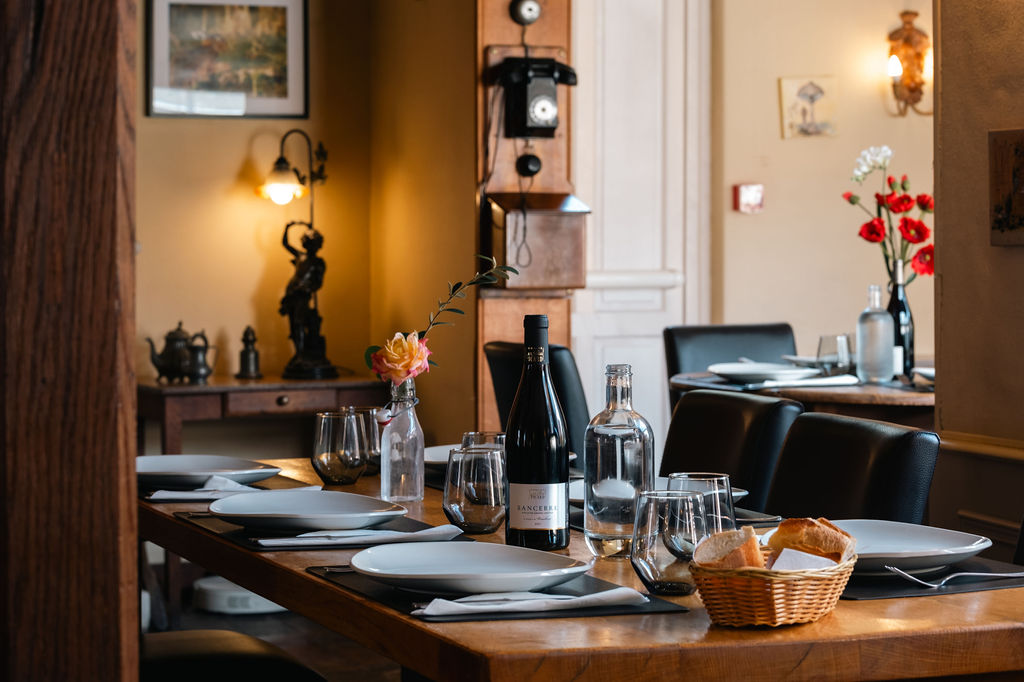 Une belle opportunité pour un entrepreneur, un investisseur ou un porteur de projet souhaitant redonner vie à un établissement de caractère.

Je propose à la vente les murs d'un ancien hôtel-restaurant, idéalement situé au cœur de la Sologne.

Le bien comprend notamment :

Environ 595 m² de surface.
10 chambres d'hôtel.
Un appartement indépendant.
Une salle de restaurant.
Une cuisine professionnelle.
Un bar.
Plusieurs espaces de stockage et dépendances.
Parking et terrain.

Il s'agit uniquement de la vente des murs. Le fonds de commerce n'est pas inclus et le bien est libre de toute exploitation, permettant au futur acquéreur de développer le projet de son choix.

Du matériel professionnel est disponible sur place et peut être vendu séparément, selon les besoins de l'acquéreur. À défaut, il sera retiré et vendu indépendamment de la transaction.

La Licence IV est également disponible à la vente, de manière distincte.

Ce bien peut convenir à de nombreux projets : hôtel, restaurant, chambres d'hôtes, résidence de tourisme, espace de réception, activité de services ou tout autre projet compatible avec les lieux.

La commercialisation est exclusivement assurée par une agence immobilière. Je ne gère ni les visites ni les négociations.

Le prix est ferme et non négociable. Merci de ne contacter l'agence que si ce budget correspond à votre projet.

Pour tout renseignement complémentaire ou organiser une visite, merci de prendre directement contact avec l'agence en charge de la vente, le numéro de téléphone sur l'annonce est au conseiller.