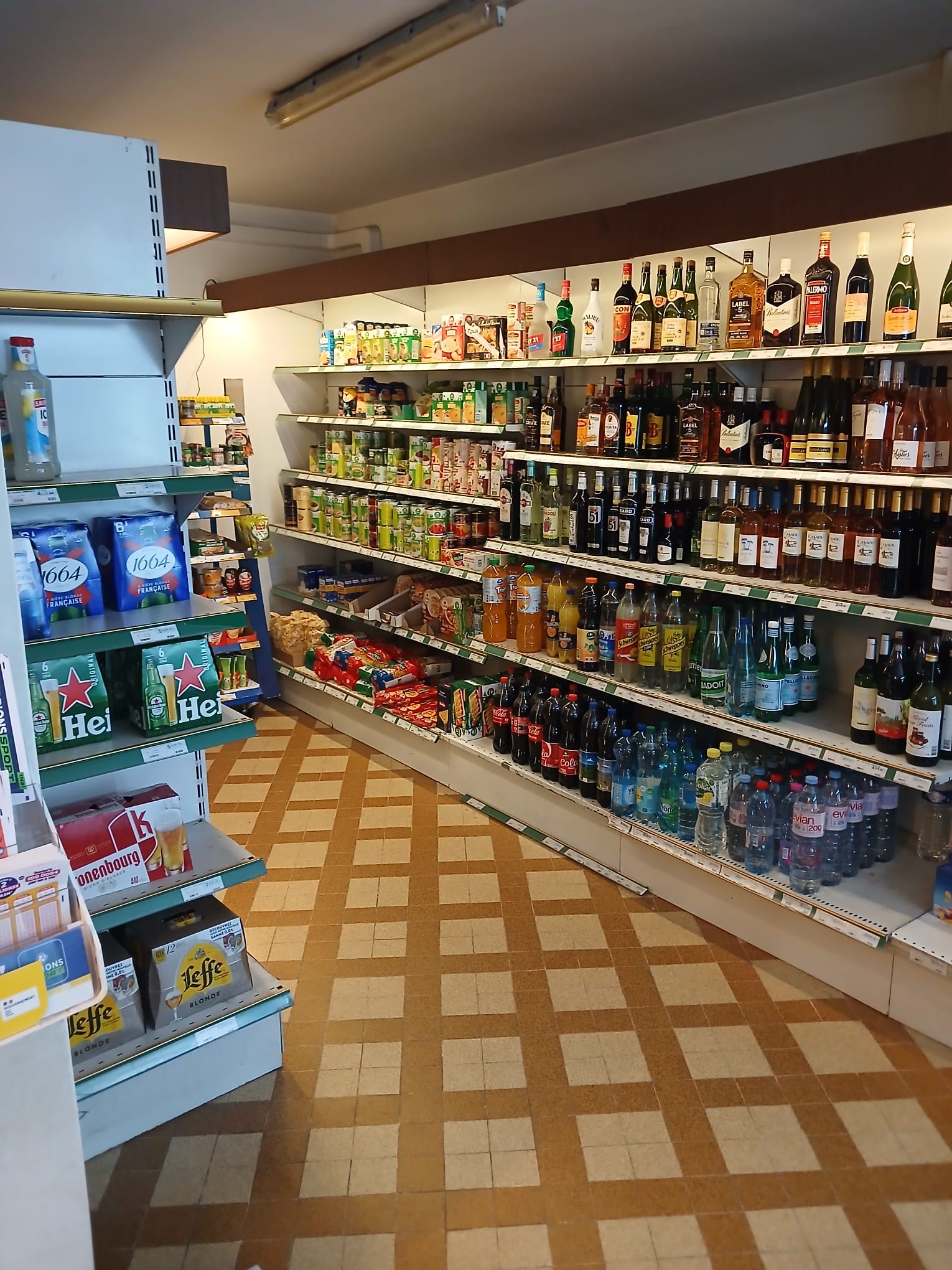 À saisir Fond de commerce 
Clientèle assidues, seul tabac au alentours de 20km, village de 550 habitants avec école primaire et maternelle, collège, maison de la santé, pharmacie…

Magasin d’une cinquantaine d’années.

Presse, alimentation, tabac, fdj. 

Fond de commerce idéal pour un couple ou petite famille. 
Possibilité logement de fonction compris dans la location des murs.