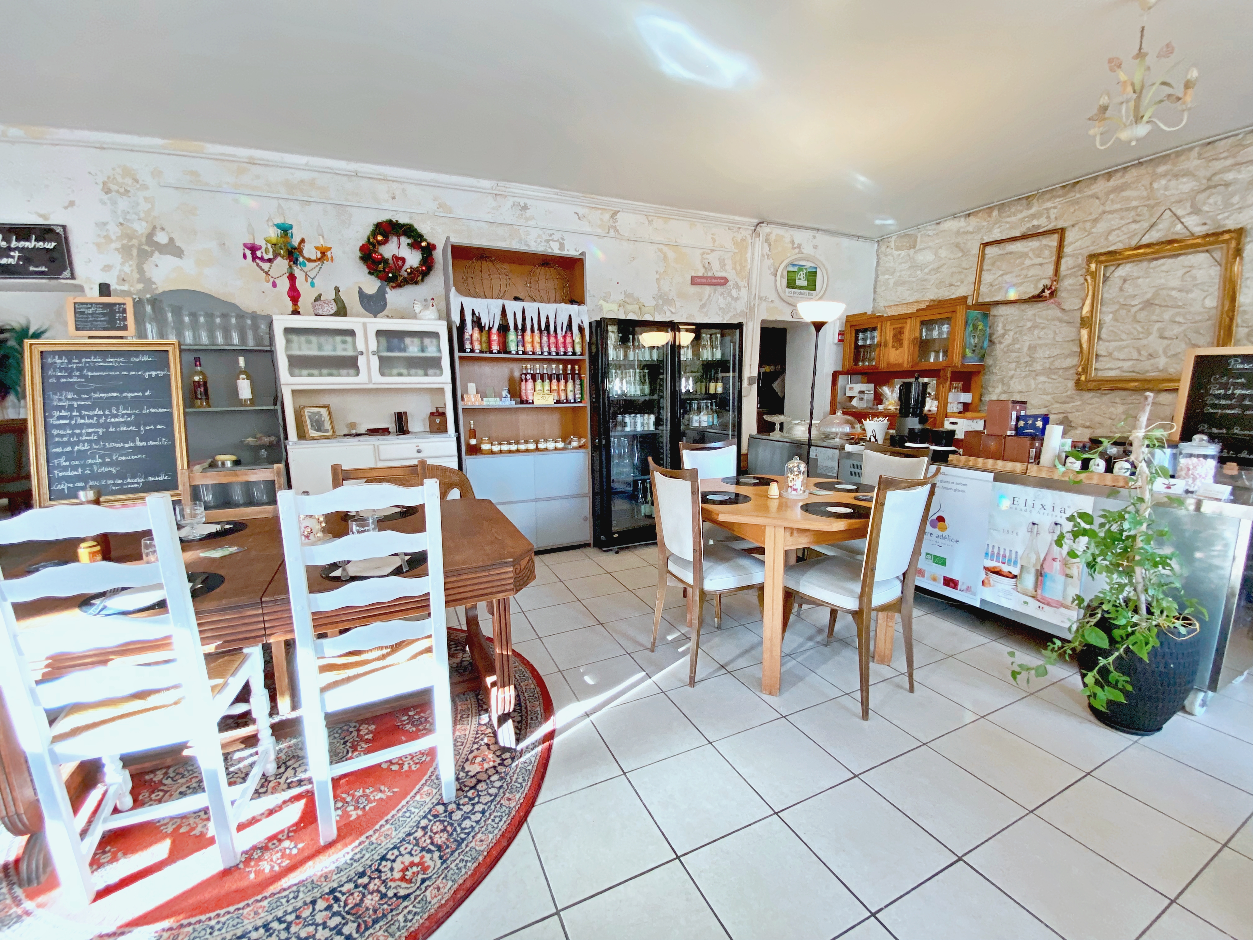 📍Entre Nîmes et Avignon – Centre historique d’une ville d’environ 16 000 habitants.
À céder pour départ à la retraite, fonds de commerce de salon de thé, bar à jus et petite restauration, idéalement situé au cœur du centre historique, dans un environnement attractif et touristique.

Activité : 
* Salon de thé
* Bar à jus
* Petite restauration végétarienne faite maison
* Crêpes et glaces artisanales bio
* Consommation sur place et à emporter
Ouvert toute l’année, actuellement du mardi au samedi (petit-déjeuner, déjeuner, goûter).
👉 Activité exploitée aujourd’hui par une seule personne, offrant un FORT POTENTIEL DE DÉVELOPPEMENT du chiffre d’affaires : extension des horaires, embauche de personnel, exploitation de la seconde salle, organisation d’événements, etc.

Le local : 
* Surface d’environ 105 m²
* 2 salles (dont 1 seule actuellement exploitée)
* Cuisine équipée
* 1 WC
* 25 couverts en intérieur
* Environ 20 couverts en terrasse
* Mobilier de terrasse neuf
* Matériel professionnel inclus

Conditions : 
* Bail commercial 3/6/9, récemment renouvelé
* Loyer mensuel charges comprises : 670 €
* Accompagnement possible du cédant pour la transition
* Résiliation possible par le preneur tous les 3 ans

Atouts : 
✔ Emplacement recherché en centre historique 
✔ Concept différenciant, sain et tendance 
✔ Commerce clé en main 
✔ Loyer très attractif 
✔ Fort potentiel d’évolution 
✔ Établissement labellisé Accueil Vélo 
✔ Aucun personnel et aucun contrat fournisseur n'est à reprendre

Pour des raisons de confidentialité, les bilans comptables seront communiqués après visite, et sur présentation d’éléments attestant de la capacité de financement (accord bancaire de principe ou justificatifs équivalents).

📸 Pour découvrir davantage de photos et d’informations, consultez l’annonce complète sur le site : 👉 https://bskimmobilier.com/bien/beaucaire/fonds-de-commerce/315196