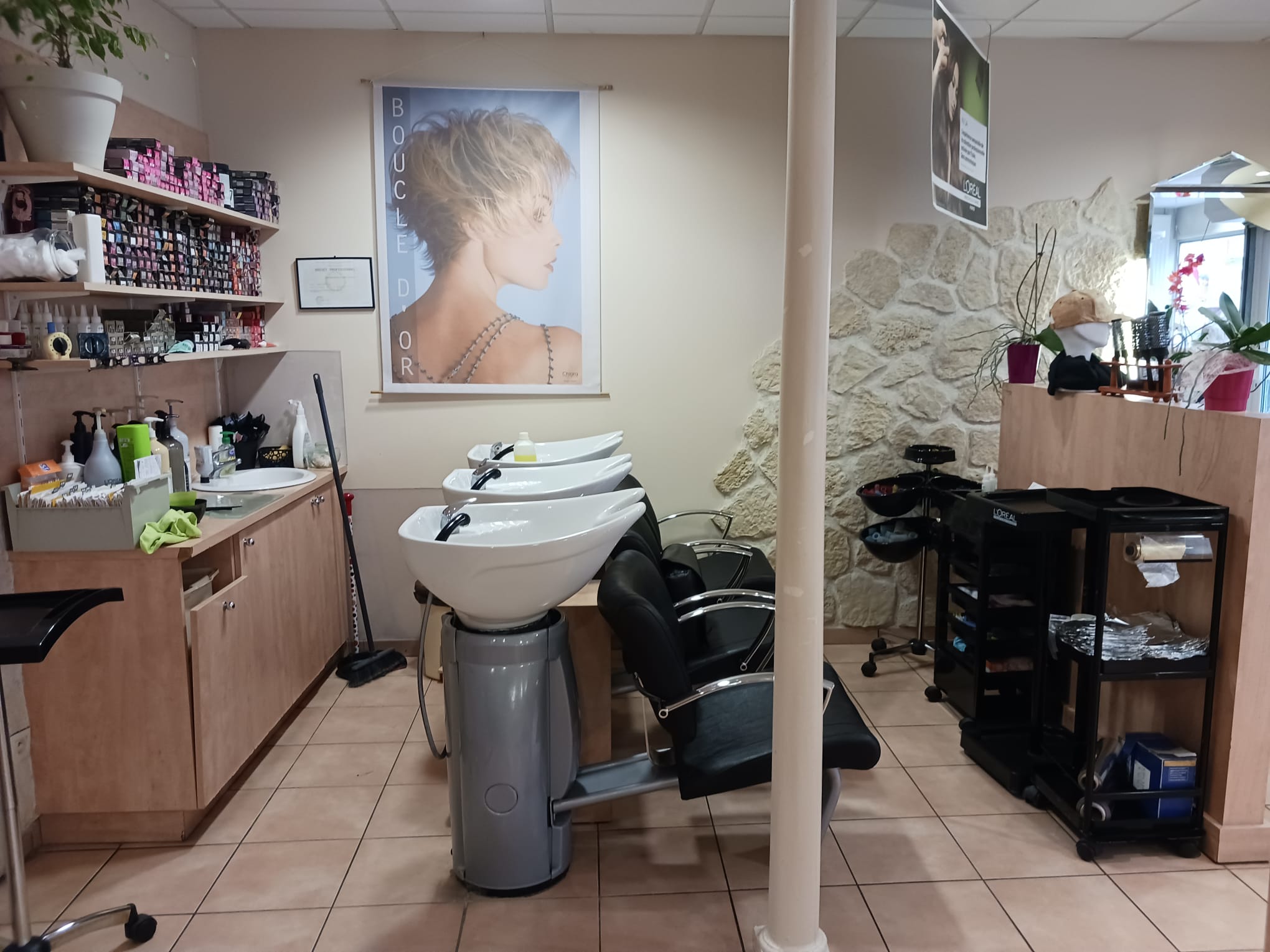 A céder, cause retraite, SALON de COIFFURE mixte dans la commune de MER 41500 (Loir et Cher).
Salon très bien situé en centre ville avec parking à proximité (Halle de Mer).
Environ 60 m² de locaux commerciaux.
Salon exploitable de suite. 3 bacs, 5 bancs de coiffage. L'esthétique du salon est très belle et le matériel est en très bon état (voir photos). Climatisation réversible. Possibilité de logement à l'étage (chambre, salon avec bureau, cuisine, salle d'eau, wc). Clientèle fidèle depuis 2006.
Effectif : la chef d'entreprise, sans employé.
Activité annexe : coin boutique avec vente de bijoux et d'accessoires.
CA 2023 : 82 000 € HT - Prix à négocier.