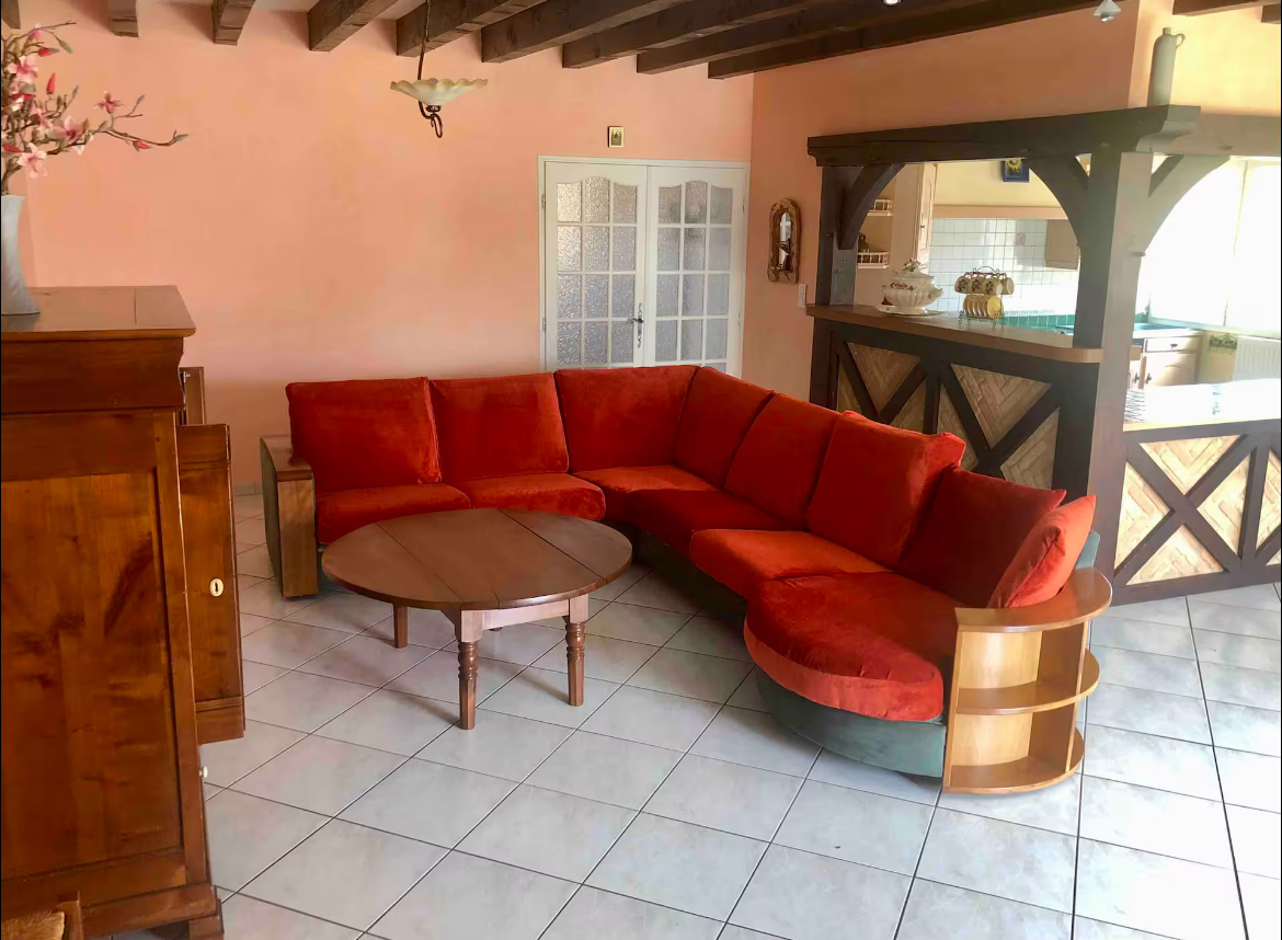 Situé en plein cœur de l’Auvergne, région touristique du centre de la France, ce vaste bâtiment d’environ 600 m² sur un terrain de 2000 m² offre un cadre idéal pour de nombreux projets professionnels : hôtel, restaurant, gîtes, chambres d’hôtes ou autre activité touristique.

Extérieurs :
Parking
Jardin fermé

Rez-de-chaussée :
Cuisine professionnelle
Salle de réception
Bar
Espace accueil
Sanitaires aux normes PMR

1er étage :
7 chambres (certaines avec lavabo-douche)
2 salles d’eau
2 WC
Cuisine ouverte et salle à manger
Balcon et terrasse

2e étage :
8 chambres (certaines avec WC, douche, lavabo)
1 salle de bain
1 WC

Envie de changer de vie et de concrétiser votre projet professionnel dans un cadre privilégié ?
Ce bien est proche d’un plan d’eau avec base nautique, en zone touristique dynamique.