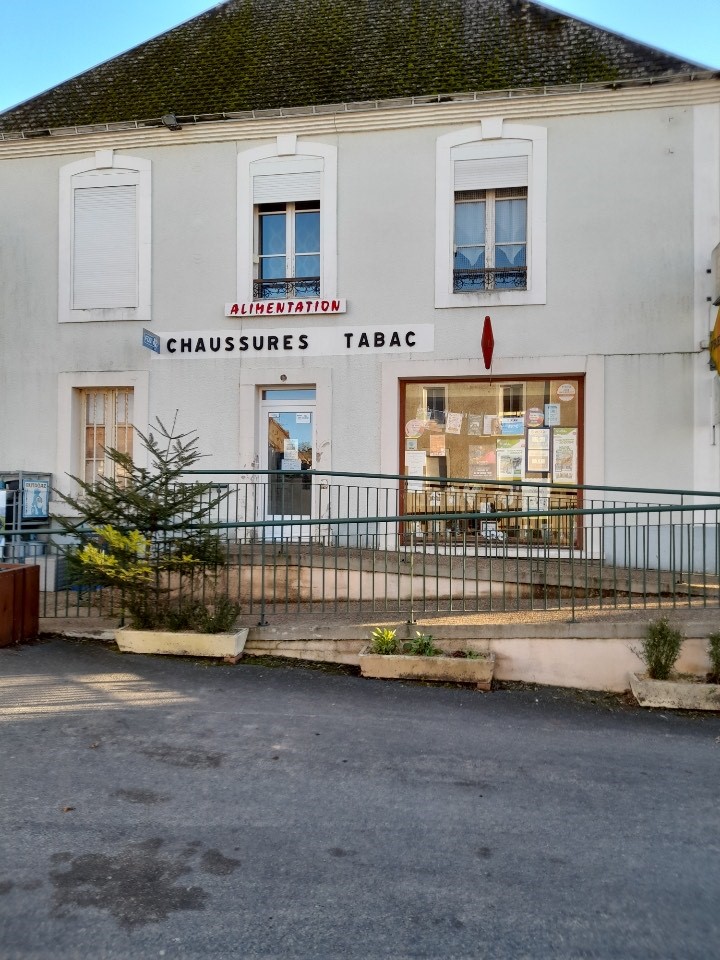 La Mairie de Melleray recherche un locataire pour son commerce en centre bourg d'Epicerie, Tabac, Presse, FDJ, dépôt de pain afin de succéder à son dirigeant actuel.

Le commerce est équipé de : 
- Local comprenant des étagères, vitrines réfrigérées, une caisse enregistreuse ; 
- Réserve ;
- Cuisine et pièce de vie avec sanitaire ;
- Accessibilité PMR ;
- Réserve tabac sécurisée.

L'ensemble pour une surface globale d'environ 150 m².

La commune dispose d'un restaurant, d'une école et de diverses entreprises. 

Une place est réservée pour la formation tabac obligatoire, si nécessaire. 

Des travaux de remises en conformité et de sécurisation sont prévues par la commune courant 2025. 

Une possibilité de location de logement est possible au dessus du commerce, mais une entrée indépendante. 

Le loyer mensuel sera de 500,00 €. Reprise dès que possible.

Dépôt des candidatures à l'adresse mail : mairie.melleray@gmail.com ou par courrier à la mairie : 4 rue de Vibraye 72320 MELLERAY.