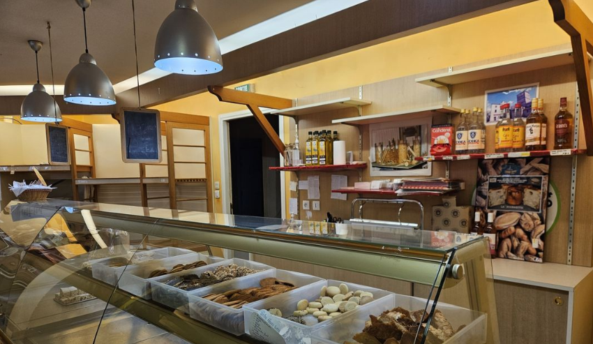 ⭐ Une belle opportunité pour donner un nouvel élan à un commerce historique !
Vous rêvez de reprendre une boulangerie avec une clientèle déjà fidélisée et un véritable potentiel de développement ?
Cette affaire située au cœur de Chauriat, dans le Puy-de-Dôme, pourrait bien être l’opportunité que vous recherchez !
Située à proximité immédiate de l’agglomération clermontoise, Chauriat offre un cadre de vie privilégié, alliant le charme d’un village authentique à de magnifiques panoramas sur la chaîne des Puys, les monts du Sancy, le Livradois et le Forez.
Village dynamique et convivial, Chauriat bénéficie d’un tissu associatif riche proposant de nombreuses activités sportives, culturelles et de loisirs.
Son attractivité dépasse les limites communales : les commerces accueillent également une clientèle des communes voisines, notamment Saint-Bonnet-lès-Allier, Chas et Vertaizon. La présence d’une pharmacie et d’un cabinet médical en cours de développement renforce également l’offre de services et l’attractivité du centre-bourg.

📍 UN COMMERCE IMPLANTÉ DEPUIS PLUS DE 30 ANS
Présente dans la commune depuis 1992, cette boulangerie-pâtisserie bénéficie d'une clientèle fidèle, composée des habitants de Chauriat mais également de clients provenant des communes environnantes.
Son emplacement de premier ordre, associé à la présence de places de stationnement à proximité, constitue un véritable atout pour maintenir et développer la fréquentation.
L'activité comprend aujourd'hui :
🥖 Boulangerie
🍰 Pâtisserie
🛒 Épicerie
🏪 287 M², non soumis au DPE, POUR IMAGINER VOTRE PROJET ! 
L'établissement développe une superficie d'environ 287 m², entièrement de plain-pied, avec près de 90 m² consacrés à l'espace de vente.
Le commerce a été créé en 2002 et dispose de volumes importants permettant d'envisager différentes évolutions et diversifications de l'activité.
Le matériel professionnel est fonctionnel, même s'il présente aujourd'hui un certain vieillissement.
👉 C'est justement là que réside une partie du potentiel de cette affaire !
Un rafraîchissement du magasin, une modernisation de l'espace de vente, une nouvelle identité visuelle et le développement de nouveaux produits ou services pourraient permettre de transformer et dynamiser considérablement le point de vente.

🚀 UN FORT POTENTIEL POUR UN REPRENEUR MOTIVÉ
Cette affaire représente une excellente base pour un professionnel souhaitant :
-	reprendre une activité existante avec une clientèle déjà présente, 
-	moderniser et repositionner le commerce,
-	développer une offre boulangerie-pâtisserie plus actuelle,
-	renforcer l'activité épicerie et les produits de proximité,
-	créer de nouveaux services adaptés aux besoins des habitants,
-	améliorer l’espace de vente plus moderne et attractif.
L'objectif : repartir sur une base existante et lui donner une nouvelle dynamique commerciale.

🤝 Autre véritable atout du projet : UN ACCOMPAGNEMENT LOCAL POUR FACILITER LA REPRISE
Billom Communauté est disponible pour accompagner le porteur de projet dans sa démarche de reprise et de développement, notamment dans la réflexion autour du projet commercial et de son implantation sur le territoire.
Des dispositifs d'aides et de subventions peuvent également être disponibles, notamment pour accompagner certains investissements, la modernisation du commerce ou le développement de l'activité, sous réserve de l'éligibilité du projet et des dispositifs en vigueur.
👉 Un accompagnement local qui peut représenter un véritable coup de pouce pour concrétiser votre projet et financer une partie de sa modernisation.

💰 Prix du fonds de commerce : 109 000 € honoraires d'agence inclus à négocier. 

Un dossier complet ainsi que les éléments financiers sont disponibles sur demande.
Les informations relatives au chiffre d'affaires, au loyer, au bail commercial, aux charges et aux conditions de vente pourront être communiquées aux acquéreurs sérieux après prise de contact.

⭐ POURQUOI S'INTÉRESSER À CETTE AFFAIRE ?
✅ Commerce implanté depuis 1992
✅ Clientèle fidèle et locale
✅ Clientèle également issue des communes environnantes
✅ Emplacement stratégique au cœur de la commune
✅ Places de stationnement à proximité
✅ Environ 287 m² de surface
✅ Près de 90 m² d'espace de vente
✅ Activité diversifiée : boulangerie, pâtisserie et épicerie
✅ Possibilités importantes de modernisation et de développement
✅ Accompagnement de la Communauté de communes
✅ Possibilité de bénéficier, selon le projet, de dispositifs d'aides et de subventions