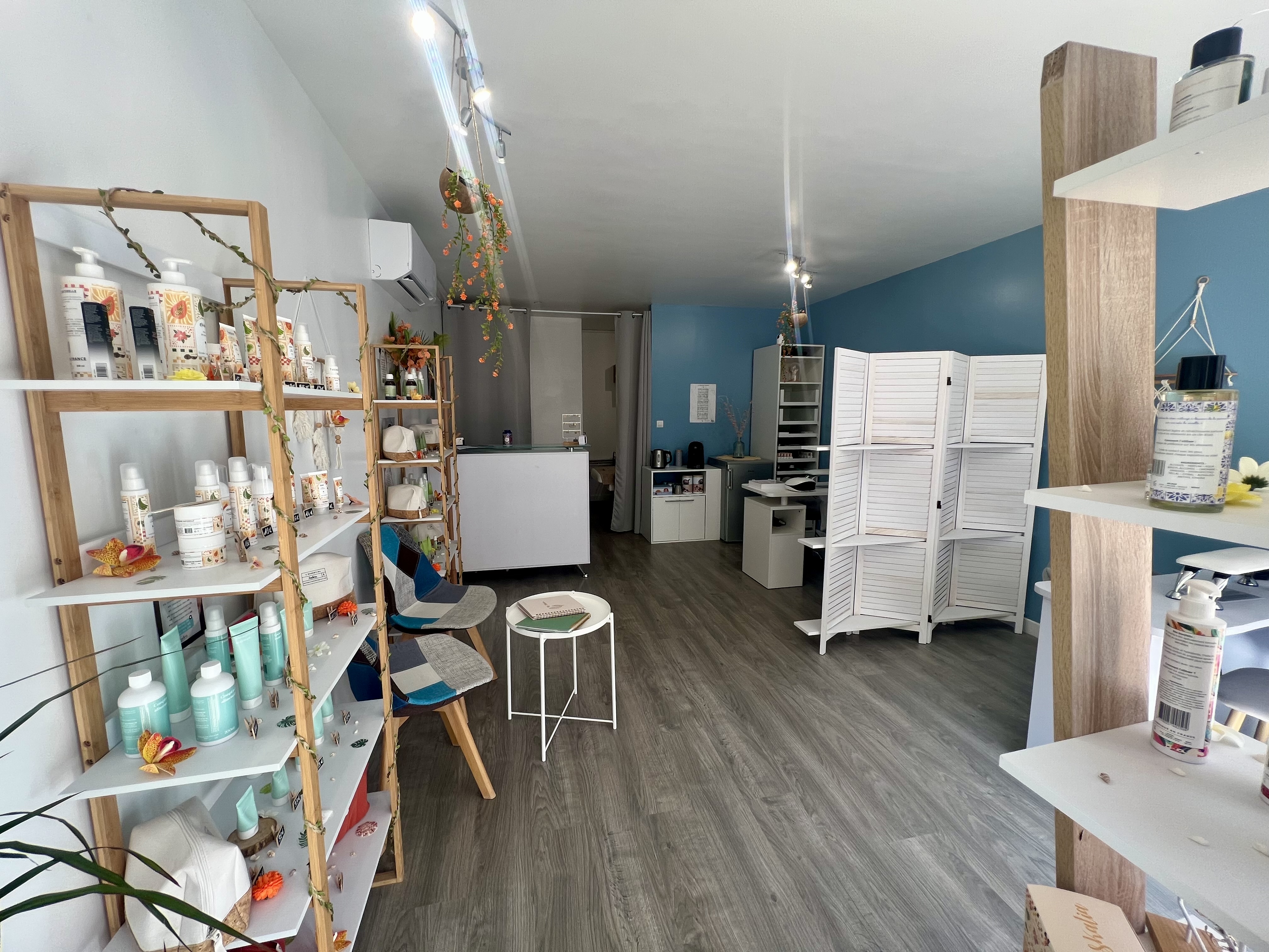 A vendre institut de beauté & onglerie « Fleur de soi » à Toury (28310)
Institut de beauté et onglerie Fleur de soi, créé en septembre 2021, situé en plein centre de Toury (28310), à proximité des commerces et avec stationnement facile. Local lumineux et chaleureux, parfaitement entretenu, idéal pour poursuivre l’activité.
Institut complet proposant :
•	Soins esthétiques, beauté de mains et des pieds, prothésie ongulaire, épilations, soins visage et corps
•	Clientèle locale, fidèle et régulière, développée depuis plus de 4 ans
•	Excellente réputation et forte visibilité dans le secteur
L’institut est vendu entièrement équipé avec un ensemble de matériel et de stock d’une valeur estimée à 12500€, comprenant notamment :
•	Tables et postes manucures
•	Fauteuils, appareils esthétiques, mobilier, décoration
•	Matériel professionnel et produits en stock
Aucuns travaux à prévoir, possibilité de reprise immédiate.
Données économiques :
•	Chiffre d’affaires moyen (2022-2024) envrion 43000 HT / an
•	Bail commercial transmissible (local en location, bail signé jusqu’en 2031)
•	Fonds de commerce vendu 45000€ matériel et stock inclus
Motif de la cession : déménagement.

Accompagnement possible pour la reprise : présentation de la clientèle, fournisseurs, logiciels et organisation interne.
Premier contact par message via la plateforme. Dossier comptable et informations complémentaires disponibles pour acheteur sérieux après premiers échanges.