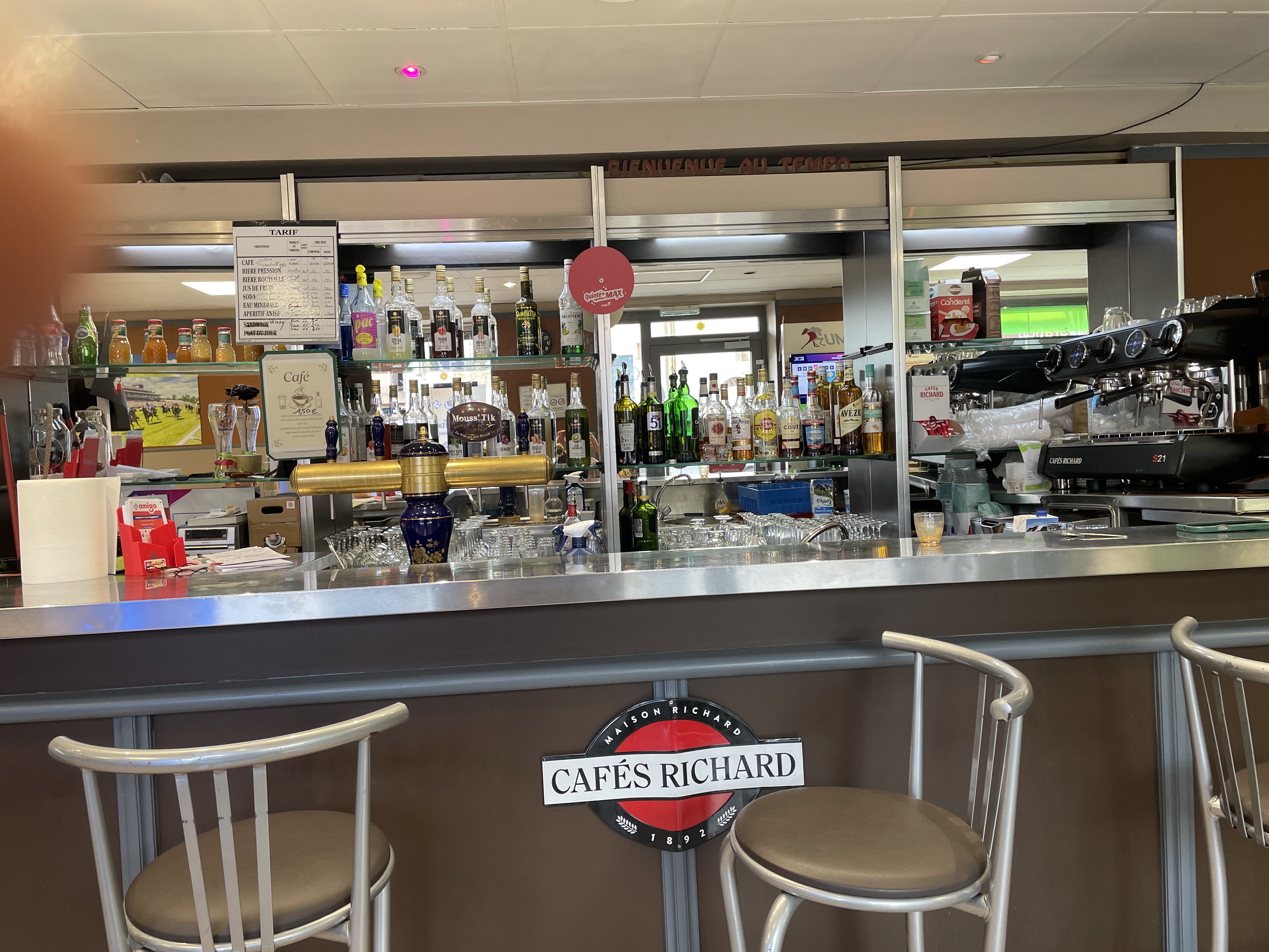 Vds bar tabac fdj pmu , matériel ok , petite terrasse 20 places , ouvert de mardi au dimanche de 9h30 à 21 h 
Petit loyer , possibilité d’un logement de fonction qui doit  être rénové 
Rentabilité en rapport avec le prix de vente 
En place depuis 6 ans , j’envisage de me déplacer pour raisons familiales pour l’été 2027 .