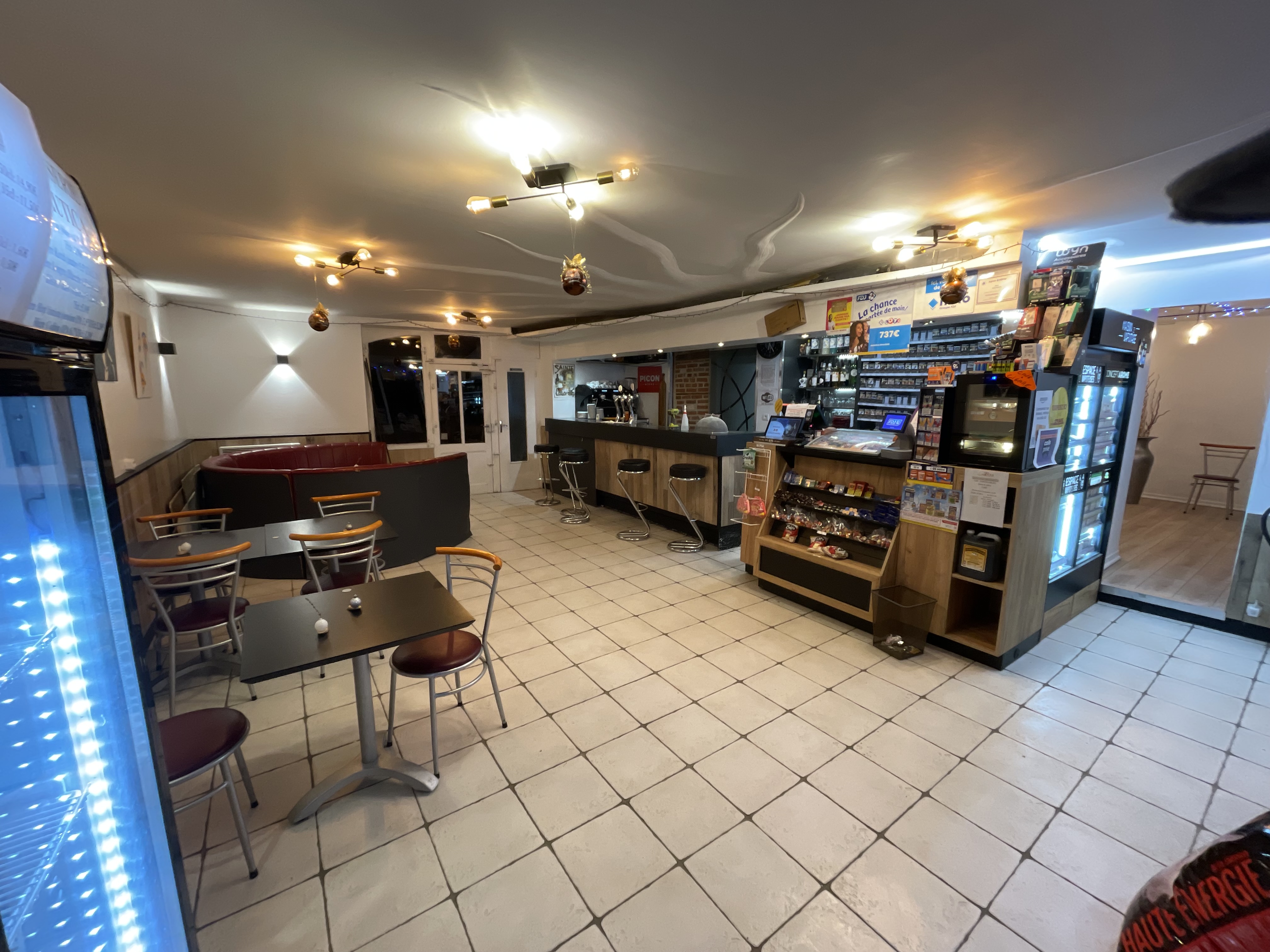 Vends mur comprenant 
Un commerce de tabac, restaurant, Bar, local libre, 
deux appartements : 
Un T3 louer 
Un deux pièces avec le fond.

Un fond de Commerce bar tabac restaurant