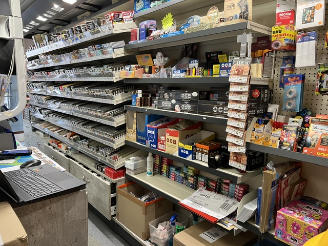 🏪 À VENDRE : Fonds de Commerce Tabac - Presse - Loto en Ardèche
cause retraite tenu 16 ans.

Opportunité rare au cœur d'un village touristique et dynamique de l'Ardèche ! Idéal pour un couple de repreneurs ou une reconversion professionnelle, ce commerce de proximité bénéficie d'une excellente réputation, d'une clientèle locale fidèle .

📍 Emplacement & Cadre de vie

• Localisation : Sud Ardèche (secteur touristique / proche axe passant).
• Le secteur géographique exact (Nord Ardèche, secteur Tournon sur Rhône ,20kms de Valence.
• Environnement : Emplacement numéro 1 au centre du village, stationnement facile à proximité immédiate + arrêt minute, proche de commerces de bouche (boulangerie, boucherie).coiffeur ,agence postale ,école, restaurant ,médecin kiné.
• Locaux : Surface de vente de 35 m² entièrement climatisée, agencée avec du mobilier récent et sécurisée (caméras, rideau métallique intérieur extérieur ). Zone de stockage/réserve saine d'environ 20 m².

💼 Activités & Services développés

• Activités principales : Tabac , Presse (linéaire optimisé), FDJ (Loto, grattage).
• Services additionnels : Relais colis, carterie, confiserie, souvenirs locaux, et compte Nickel, point vert.
• Potentiel de développement : Possibilité d'ouvrir une activité de PMU, de développer le rayon cave à cigares, vape ,CBD, ou de proposer une offre de snacking à emporter.

📊 Chiffres clés & Éléments financiers

• Chiffre d’Affaires (CA) : Stable et rentable (Détails des commissions et CA communiqués après premier contact écrit et signature d'un accord de confidentialité).
• Loyer : Très raisonnable (580 € / mois), bail commercial 3/6/9 en cours.
• Horaires actuels : Fermé le dimanche après-midi les jours fériés 3 semaines dans l'année (offrant un excellent équilibre vie pro / vie perso).

🔑 Les points forts

✅ Zéro travaux à prévoir : Magasin propre, moderne et aux normes .
✅ Accompagnement assuré : Je propose une période de transition et de formation pour faciliter la reprise.
✅ Clientèle mixte : Activité régulière à l'année renforcée par une très forte affluence de mai à septembre.(saisonniers)
Prix de vente du fonds :175 000€ (Hors stock)
Apport personnel nécessaire estimé pour l'obtention du prêt bancaire : environ  30 %.
Contact : Pour plus d'informations, photos complémentaires ou pour organiser une visite, merci de me contacter par email.
(Curieux s'abstenir, premier échange après vérification de la capacité financière).

• Le logement de fonction est inclus dans le bail .Très bel appartement entièrement rénové, 3 chambres ,salon, sdb terrasse +cours intérieure .


Prix de vente 175000€ +stock et frais de transaction.