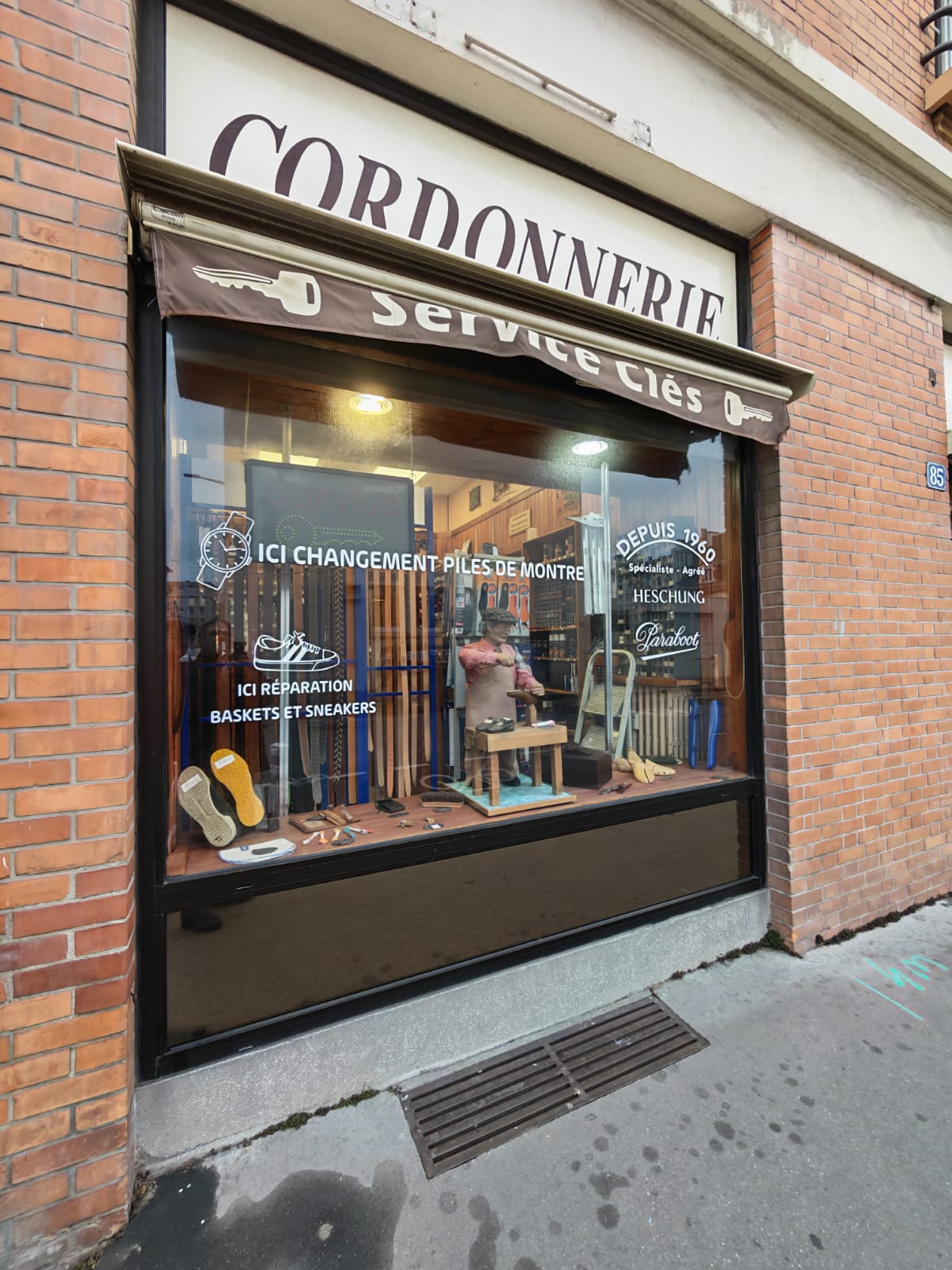 À Vendre - Fonds de Commerce Cordonnerie / vente cause départ retraite .
-Clés Minute , réparation maroquinerie, vente produit entretien
-agréé Paraboot , Heschung (equipé machine black et petit point)
-située dans le centre-ville du Havre. emplacement 1°choix
400 m de la plage
-trés belle opportunité , possibilité formation pour transmission

Caractéristiques du commerce :
- Local en angle d'environ 38m² avec 3 belles vitrines offrant une excellente visibilité
- Surface de vente 15 m²
- Atelier et bureau 23 m²
- Activité, avec une bonne rentabilité et un bon chiffre d'affaires

Contactez nous pour plus d'informations ou pour organiser une visite
loyer mensuel : 1000 euros (hors charges)
CA: 164 000  euros HT      du 1 octobre 2024 au 30 septembre 2025
PRIX DE VENTE 80 000 euros