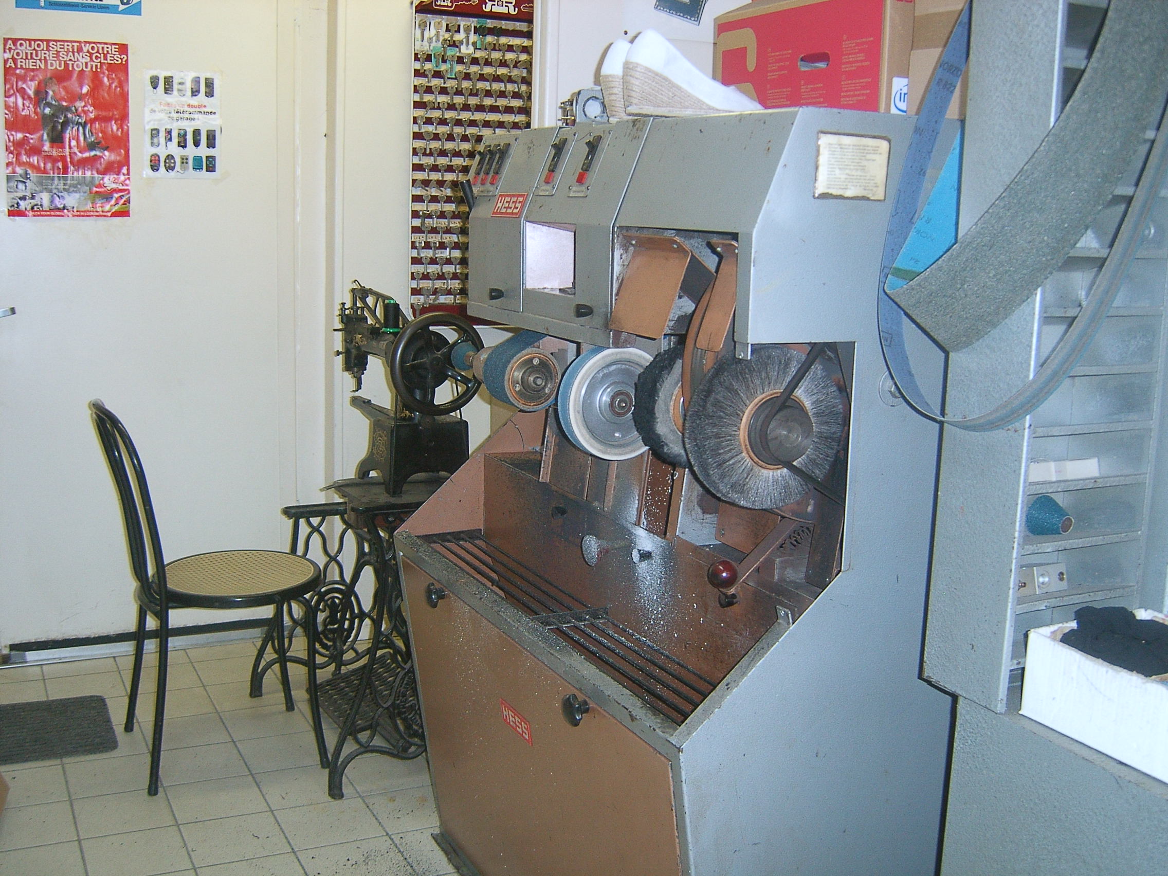 cordonnerie multiservices dans supermarché carrefour market.
Activités: cordonnerie - clés tous type - plaque d'immatriculation auto et moto - gravure -changement de piles et bracelets de montres - vente de produit d'entretien pour chaussures - vente de petite maroquinerie et charentaises .
Matériel: banc de cordonnerie HESS
                 presse HARDO
                 machine à coudre Singer 29 K
                 presse pour plaque auto et moto
                 machine à clés plates Silca Bravo Evolution
                 machine à clés à gorges Modulex 3
                 machine à clés multipoints et vagues matrix SLX
                 programmateur clés de voitures RW5 Silca
                 divers petits matériels
vente cause retraite ,possibilité de formation interne pour le repreneur