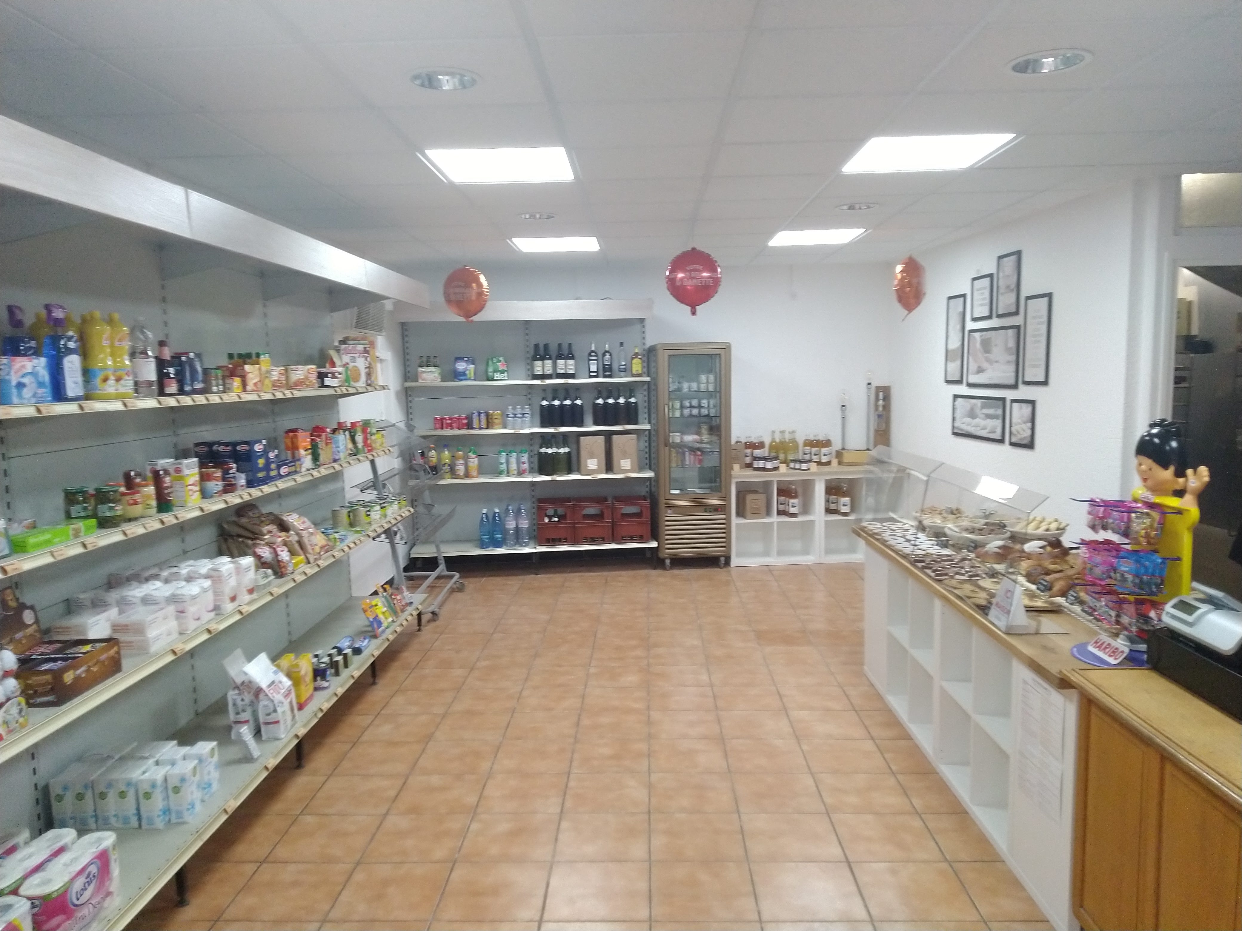 À vendre boulangerie pâtisserie épicerie, dans le village de Vanosc 07690 en nord Ardèche, à 20 min d'Annonay et 1 heure de Saint Étienne et 1 heure de Lyon, commerce essentiel d'un village de moins de 1000 habitants. 
Fabrication 100% artisanale du pain, de la viennoiserie et de la pâtisserie, et du chocolat. 
Dépôt de gaz, journaux, produits locaux, épicerie, bières locales, yaourts et fromages locaux etc..
Équipée de matériel récent, prêt à travailler (pétrin spirale, pétrin boulanger, batteur, fontaine eau refroidissement moins de 3 ans, four 5 étages avec tapis d'enfournage, surgélateur congélateur, laminoir, tours granit, plonge automatique, diviseuse, façonneuse, balancelle à pâtons, chambre de pousse viennoiseries et pains, four à pizzas 4x 33 cm moins de 3 ans, multiples frigos, congélateur à glaces, frigo positif à gâteaux, tonneaux de stockage des farines, trancheuse à pains moins de 3 ans, grilles et plaques de cuisson, moules, petit matériel, etc.. 

PRIX 80000 euros. 

MISE À DISPOSITION DES BILANS UNIQUEMENT APRÈS VISITES SERIEUSES  DE LA BOULANGERIE
 
Seule boulangerie du village, concurrence la plus proche à 4 km (Villevocance) et 7km (Vocance) .

Logement inclus avec le commerce (2 étages, 1 grand garage pouvant accueillir 3 véhicules, 4 chambres salle de bain récente moins de 3 ans, terrasse avec belle vue, etc..

Possibilité de financement avec le Meunier 

Plus d'info merci de nous contacter via mail ( avec un minimum de présentation) ou rdv directement à la boutique.

Visite possible les après-midis. 

Plaisantins, agences immobilières et curieux merci de s'abstenir de nous contacter.