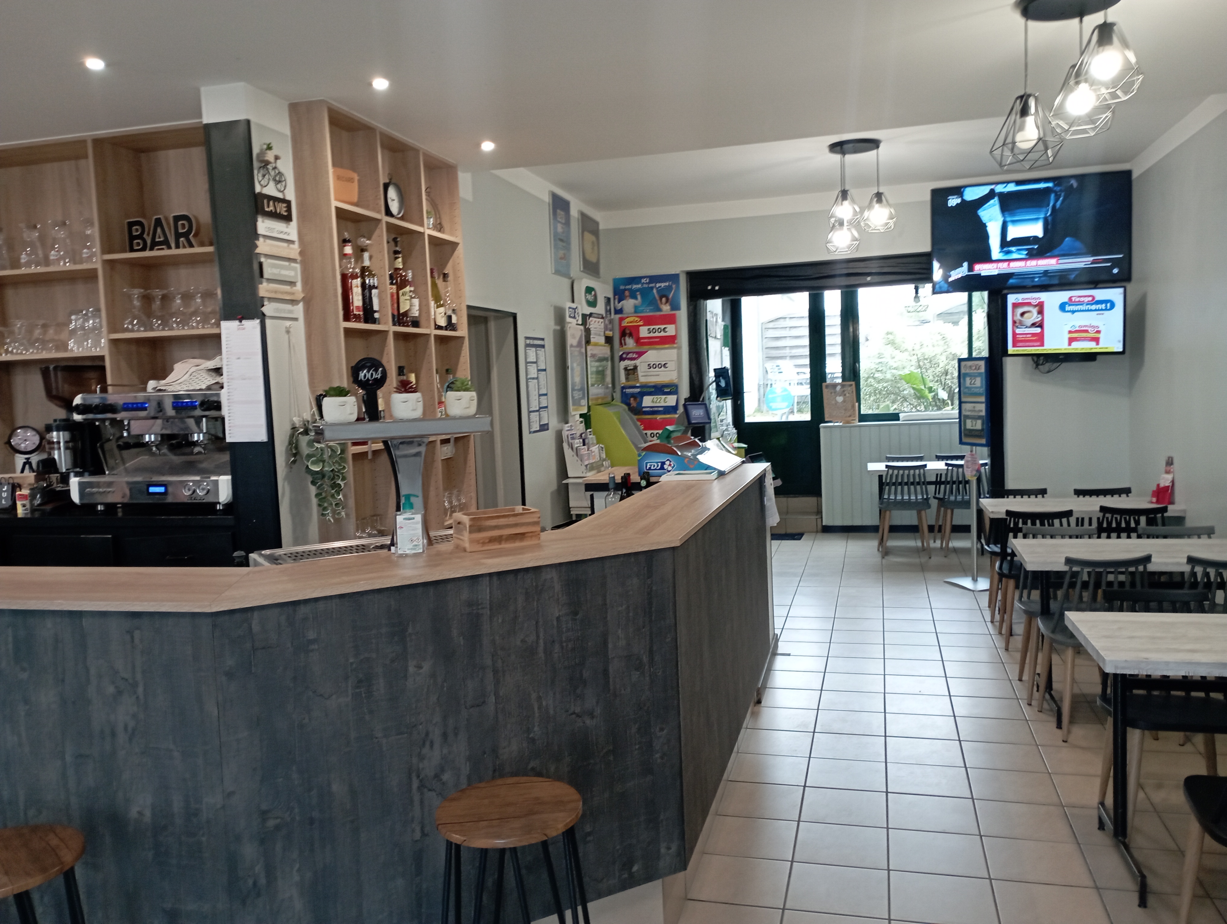 Bar PMU FDJ 
Bar situé derrière la gare, terrasse,  belle clientèle, parking gratuit. Beaucoup de projet sur le Boulevard , beaucoup de construction ( arrivée de l'entreprise Thalès)... Bar avec une clientèle très sympa, sociable, amicale, ect.... Sur Cholet nous ne sommes plus que 5 Bar PMU FDJ donc pas mal de clients joueurs et parieurs.
Possibilité de loger sur place, maison attenante au commerce. Elle comprends une cuisine, une salle de séjour, salon, hall d'entrée, lingerie, 3 chambres, 2 salles de bain et 2 WC. Possibilité aussi d'acheter la maison et les murs du commerce.
N'hésitez pas à me contacter pour de plus amples renseignements.