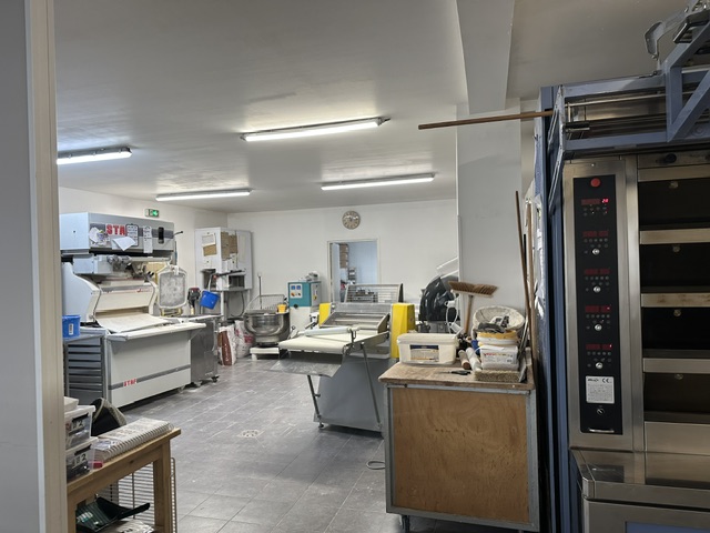 Cause retraite, À vendre boulangerie pâtisserie dans un village en pleine expansion proche de Gaillac dans le Tarn. Le village est le village étape de Brens et se situe à 5 mn de l’autoroute Albi Toulouse. Magasin ouvert seulement les mâtinées. Jour de fermeture le lundi. CA 300000. / employés 2. Prix de vente 150000.