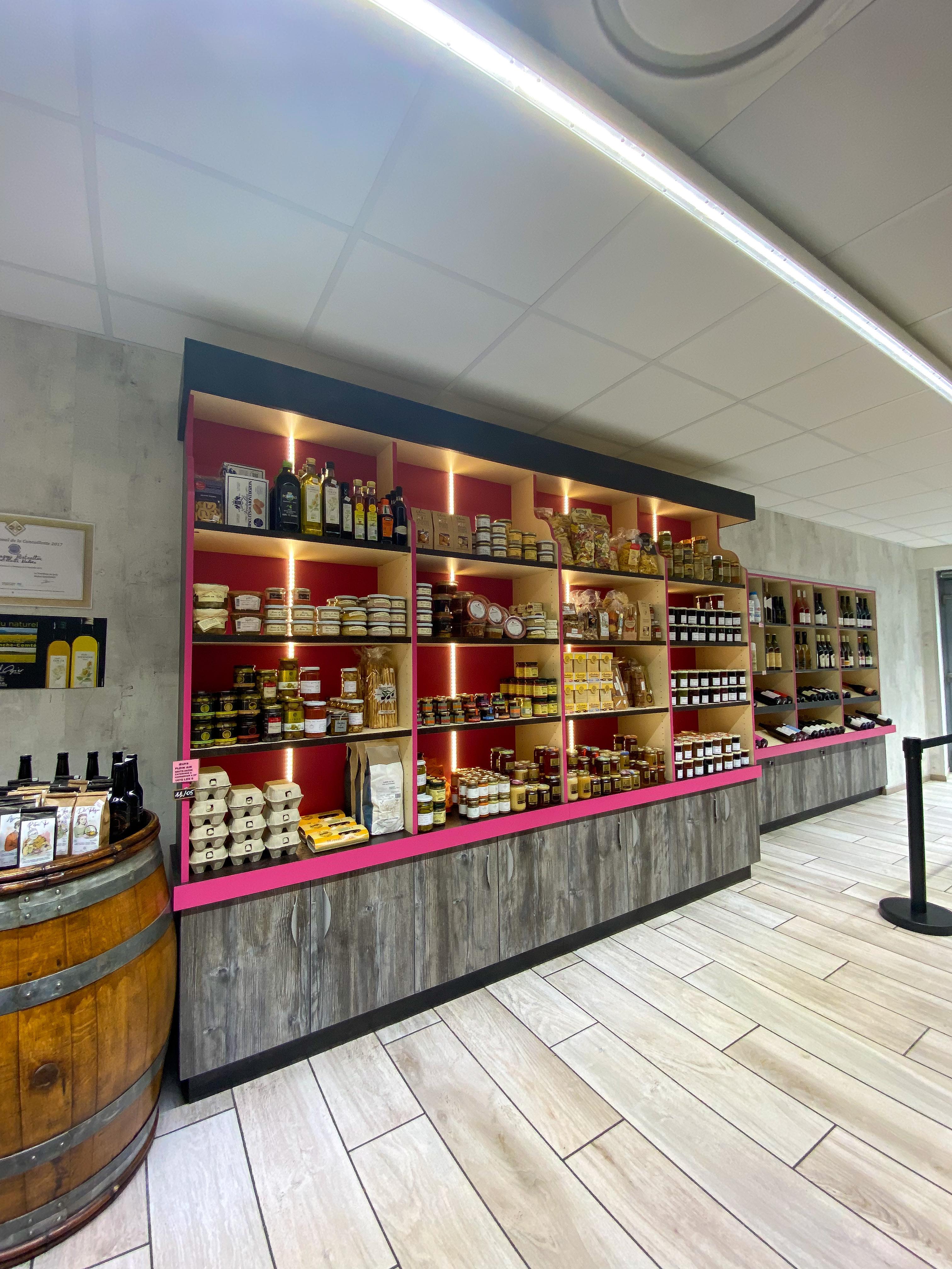 Crémerie- fromagerie située en Haute-Saône .
Nous sommes en activité depuis 23 ans.
Magasin 39 M2
Arrière boutique 8,5 M2
Laboratoire+salle de réception 114 M2
Fabrication de cancoillotte IGP réputée.
Nous vendons également les murs:
Qui comprennent
- un deuxième fond de commerce loué pour une activité de coiffeur  33 m2
- un appartement  de 100m2
- un plateau à aménager au sol de 110m2 avec possibilité de créer un duplex de 180 M2 ou plusieurs appartements. 
Pour 270000€