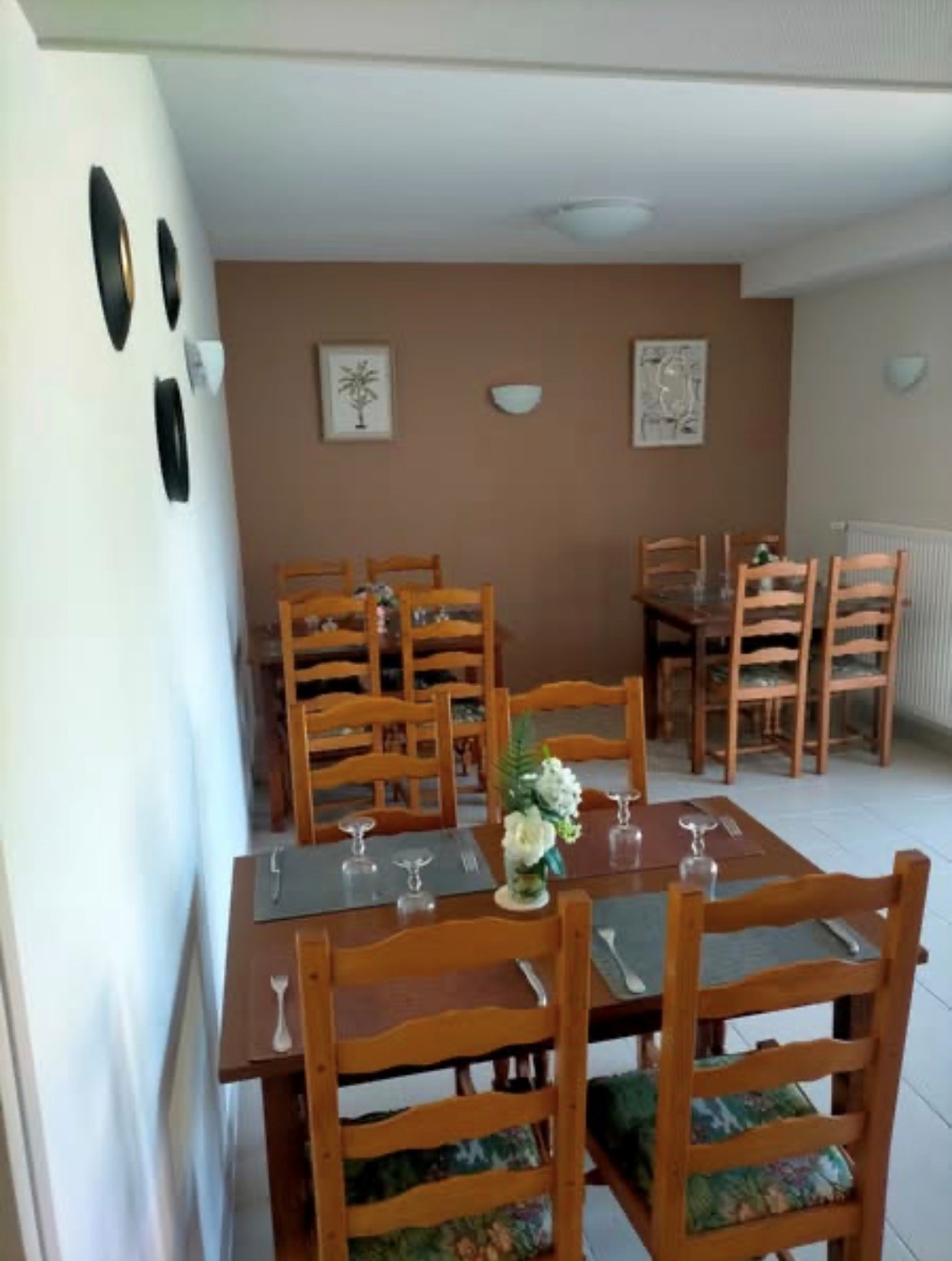 La commune de GARNAT SUR ENGIEVRE recherche actuellement un.e candidat.e à la gérance du café restaurant multi services.

Les candidatures de binômes sont encouragées. Le/la gérant.e peut en effet être accompagné.e d’une personne salariée par le café. Nous recherchons avant tout des personnalités garantissant la convivialité du lieu, capables de co-construire les services de proximité répondant aux besoins identifiés en lien avec la commune, en adhésion avec les valeurs de l’économie sociale et solidaire.

Des qualités de gérant, de commerçant ainsi qu’une réelle volonté d’entreprendre sont clés pour ce poste.
La restauration étant une activité socle pour ce projet, les candidats devront justifier d’une expérience en cuisine, et une bonne maîtrise des techniques culinaires. Les autres services pressentis sont : café – épicerie – dépôt de pain - relais colis – presse -fdj.
Logement à disposition – double terrasse et jardin clos.
Cuisine professionnelle équipée neuve.

Faire du café/restaurant un espace de convivialité multiservice qui proposera une gamme de services de proximité.
Si vous souhaitez vous lancer dans une aventure entrepreneuriale au service de la convivialité alors portez-vous candidat !