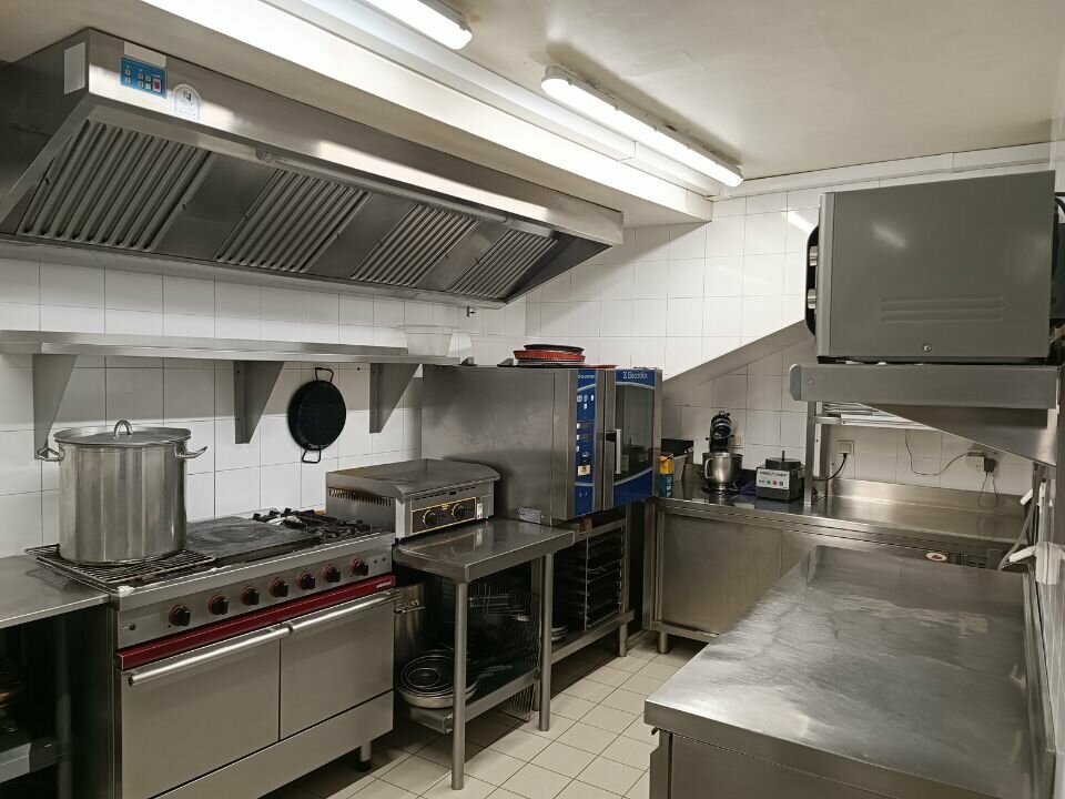Fonds de commerce d’un restaurant semi gastronomique à vendre dans la région touristique de la Vallée de la Dordogne, au cœur d’un village dynamique.

- Capacité de 35 couverts en salle (80 m²) et 40 couverts en terrasse (50 m²)
- Ouvert actuellement 9 mois de l’année de février à fin octobre.
- Possibilité d’être ouvert à l’année car forte demande pour les vacances scolaires et fêtes de fin d’année notamment.

Le restaurant est référencé au Michelin et dispose d’une clientèle fidélisée.

Le bien est idéal pour un couple, avec juste des employés pour la saison en CDD.

Le restaurant est situé sur une commune dynamique (plus de 500000 visiteurs/an), élue 'Plus Beau village de France', en Vallée de la Dordogne, territoire touristique et économique d'envergure du nord du Lot en Occitanie. 

Sur un axe stratégique, à proximité de Rocamadour, de Padirac et de Sarlat en Périgord, la commune dispose d'un tissu économique riche et dispose de tous les commerces et services nécessaires.