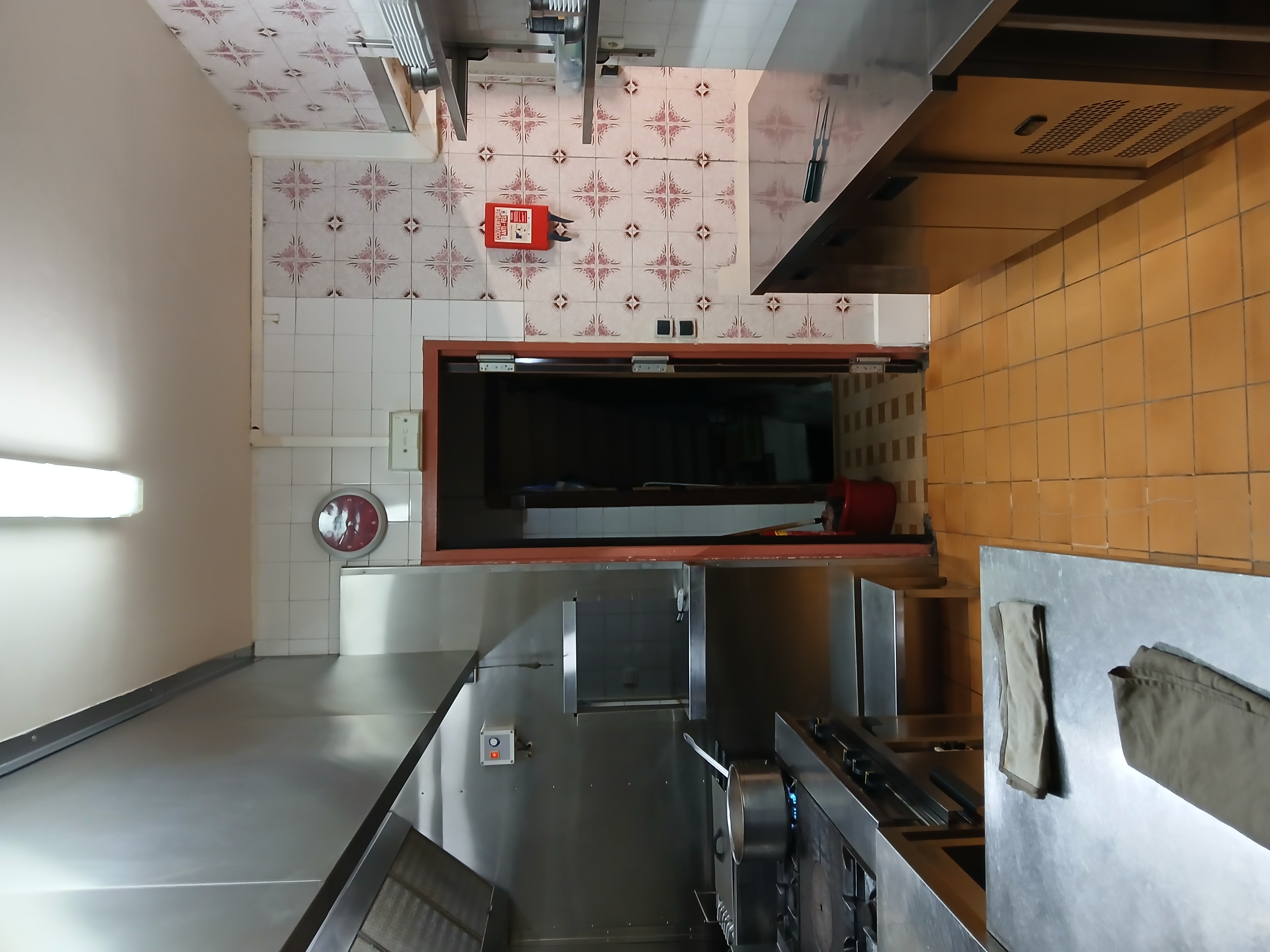 Opportunité rare: bar-restaurant avec murs ,logement et maison indépendante, idéalement situé en face de la gare, proche de Chartres. Ensemble immobilier de grande superficie sur terrain avec parking, offrant de nombreuses possibilités de développement ( événementiel,restauration élargie, hébergement, etc,).
Établissement tenu depuis 17 ans, clientèle fidèle et emplacement stratégique. 
Pour tout renseignements et photos complementaires, merci de nous contacter par mail ou téléphone. 
Personnes non sérieuses s'abstenir.