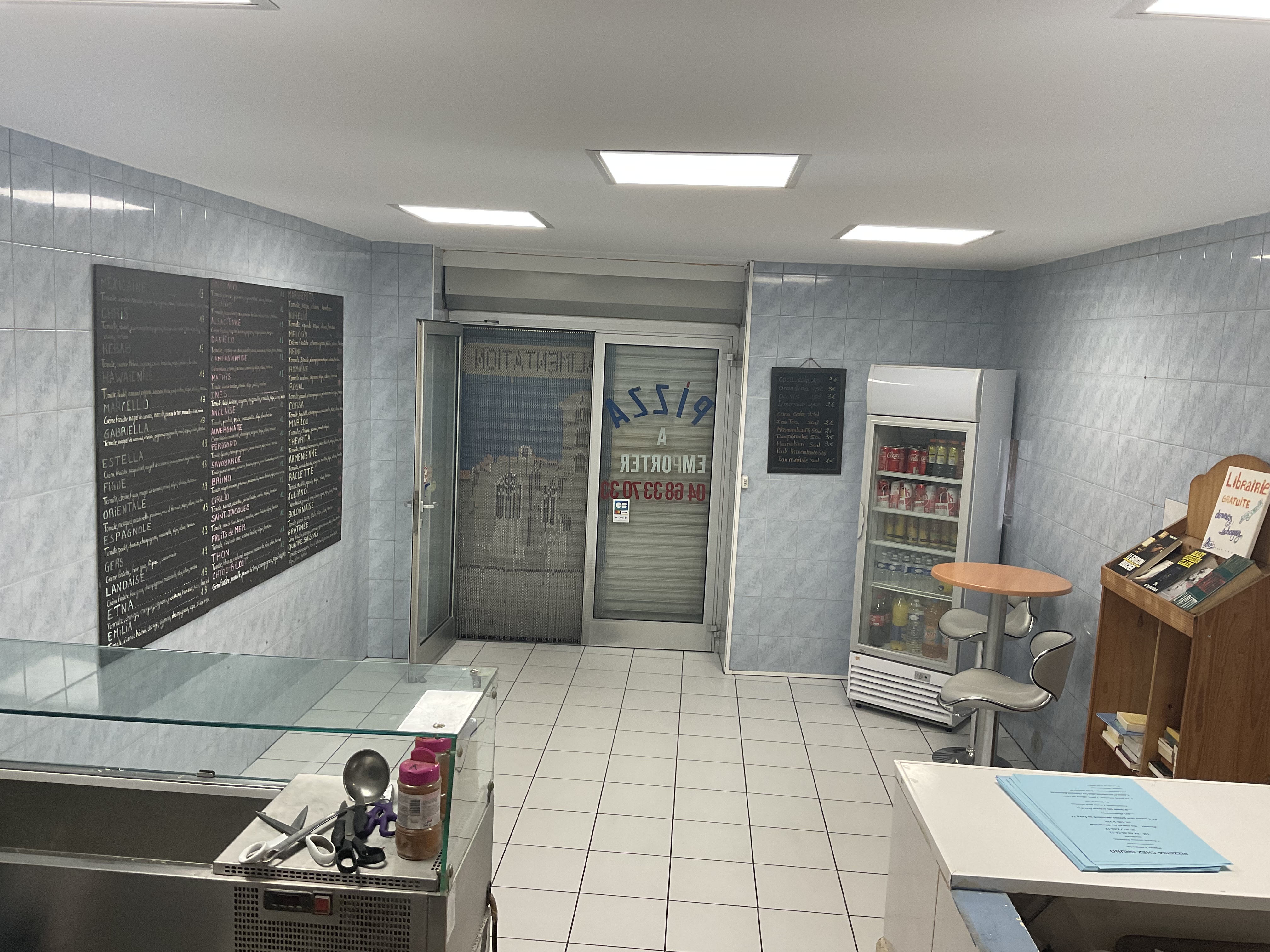 Vends pour retraite fonds de commerce 30 d’activité sur le village 
6000 habitants en constante évolution démographique 
Surface de 25m2 d’accueil clientèle +25m2 de réserve récemment rénovée 
Loyer de 319,22 euros 
Bail commercial valable jusqu’en 2029
Excellent chiffre d’affaire 
Facilité de stationnement 
PS: reste disponible 6mois à titre gratuit