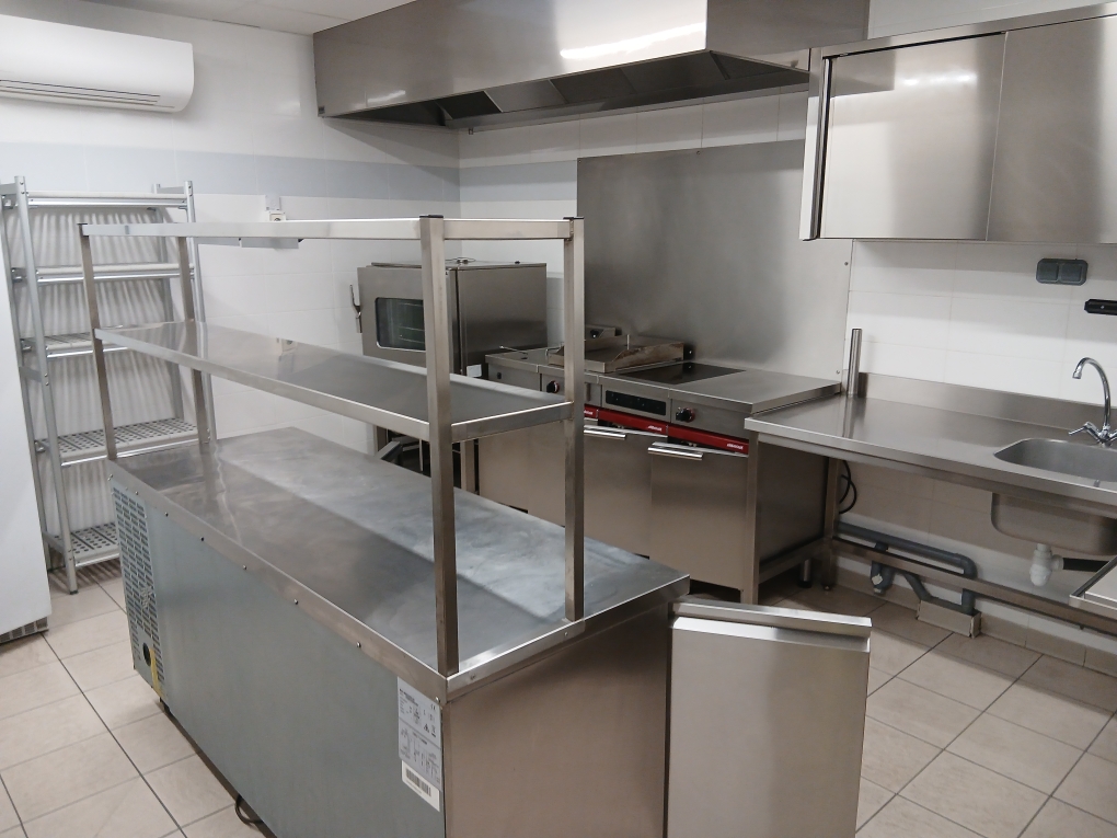 La municipalité de Mervent recherche un(e) candidat(e) pour la reprise d’un restaurant situé au cœur du village.

ENVIRONNEMENT LOCAL :
Mervent est un petit village situé entre plaine et bocage, niché sur un éperon rocheux qui domine une forêt millénaire de 5000 hectares, la forêt de Mervent/Vouvant.
Mervent, au sud-Vendée à 1 heure des Côtes Vendéennes, du Puy du Fou, La Rochelle, du Marais Poitevin et de Nantes.

Le local est situé au centre bourg entourés de différents commerces tels qu’une épicerie, une fleuriste, un salon de coiffure, un institut de beauté, un garagiste…).
Des parkings sont accessibles à proximité, départs possibles de circuits de randonnée.
Aux alentours de nombreuses activités touristiques comme la base de loisirs accueillant 15 000 personnes à l’année, le parc de Pierre Brune recevant 40 000 touristes annuellement, Natur’Zoo qui compte plus de 62 000 visiteurs par an ainsi que le barrage et le lac.

DESCRIPTION DE L’ETABLISSEMENT
► Lieu idéal pour un restaurant, une crêperie, un bar et autre de 125 m² (75 m² au rez-de-chaussée et 23 m² à l’étage) avec possibilité de location de la licence IV.
► Sa capacité est de 45 couverts en salle et de 20 couverts en terrasse dont une au sein du parc ombragé.
► La clientèle se compose d’ouvriers, de commerciaux, de la population locale et des alentours ainsi que de nombreux touristes.
► Cet établissement est régi par un bail précaire ou bail commercial. Il n’y a donc pas de fonds de commerce.

Si vous souhaitez candidater, demandez le dossier de présentation du projet de reprise du restaurant auprès de la mairie par mail à mairie@mervent.fr ou par téléphone au 02 51 00 20 10.