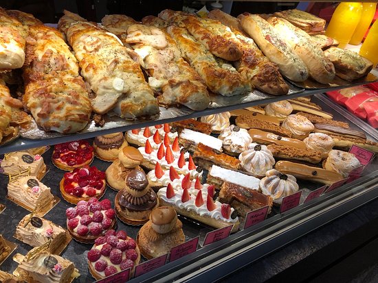 A vendre 945 000 euros, le fonds de commerce d’une grande boulangerie située dans un quartier pieton très prisé à Cannes.

Boulangerie avec une superficie de 175m2 (sur 3 niveaux) et 37m2 de terrasse privée.

Ouverture 7h-20h, fermeture le mercredi et le dimanche après -midi.

CA 1.3M euros par an.
Surface 175m2

Loyer 9 000 euros par mois (taxes et charges comprises)

Loyer terrasse 400 euros par mois

Terrasse privée extérieure avec 44 places assises.
Idéal aussi pour une franchise en Boulangerie / snacking / brunch / salon de thé