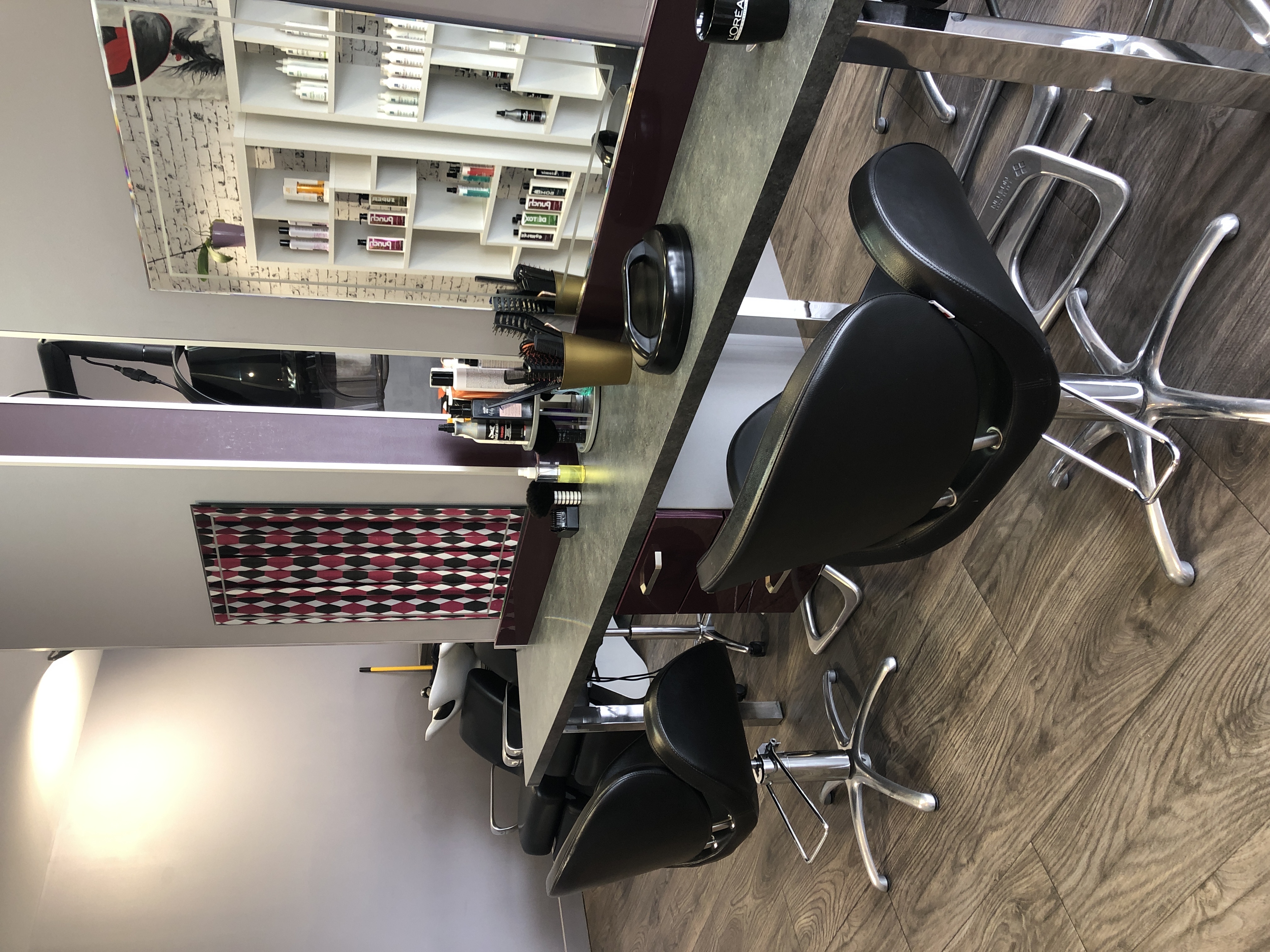 Salon de coiffure 
100m2
Parking gratuit devant.
Une employée.