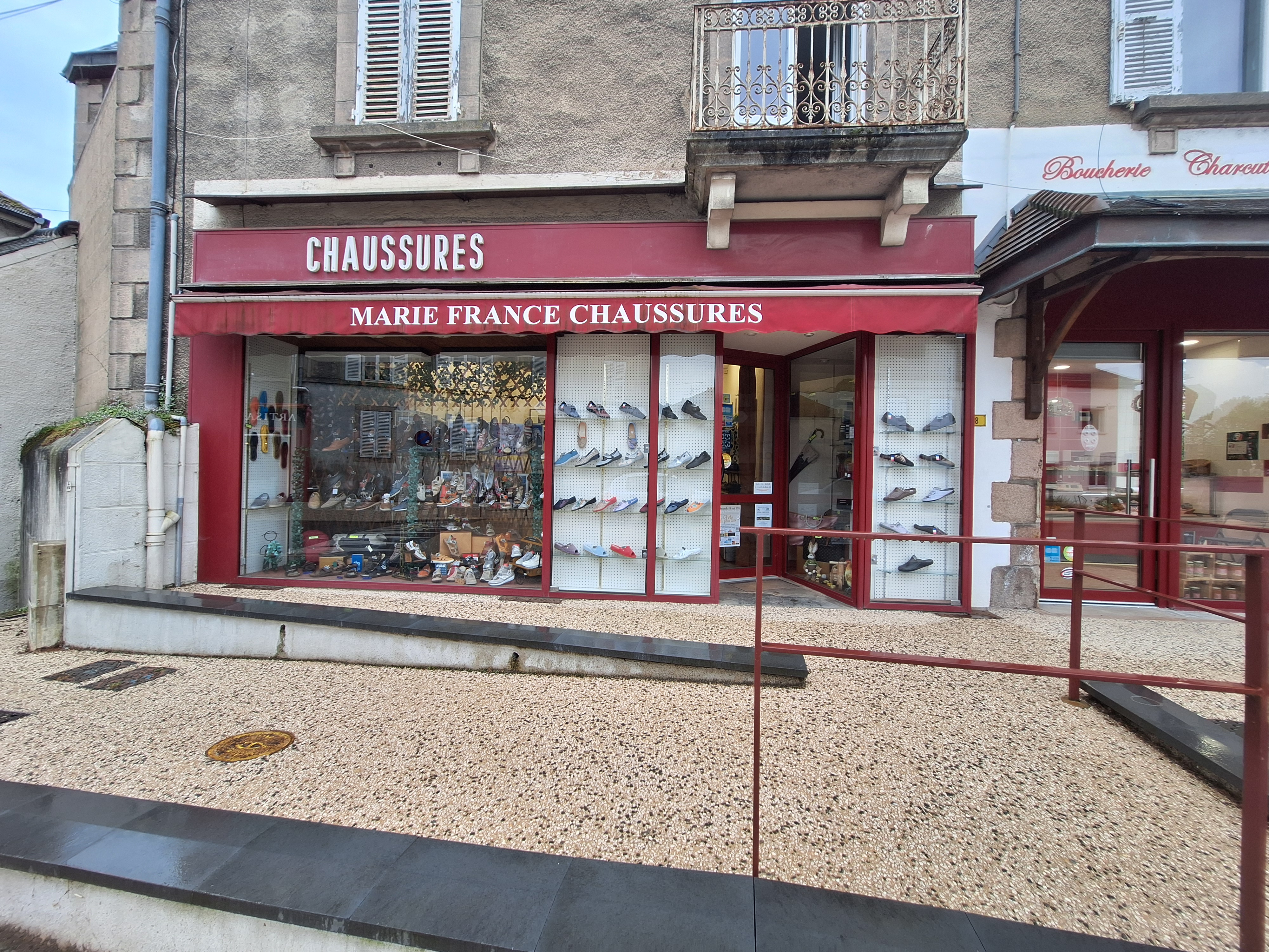 A REPRENDRE – Commerce de chaussures Homme & Femme (départ à la retraite)

Situé sur un axe très fréquenté, au sein d’un quartier commerçant, avec stationnement gratuit à proximité, ce commerce de chaussures pour hommes et femmes bénéficie d’une excellente notoriété locale.

Exploité depuis plus de 35 ans, il dispose d’une clientèle fidèle et régulière.

La boutique développe une surface totale d’environ 140 m², comprenant :
– un espace de vente d’environ 25 m²,
– un important espace de stockage d’environ 115 m² réparti sur deux niveaux,
– une cuisine, des WC, une cave ainsi qu’une cour.

Le magasin est accessible aux personnes à mobilité réduite (PMR).
L’activité est actuellement exercée 5 jours sur 7, laissant un potentiel de développement.

Loyer mensuel : 540 € HT.
Un stock de collections récentes pourra être négocié en complément.

💰 Prix du fonds de commerce : 40 000 € HT.
Affaire saine et reconnue, idéale pour une reprise en continuité ou pour un porteur de projet souhaitant s’installer dans un commerce de proximité.