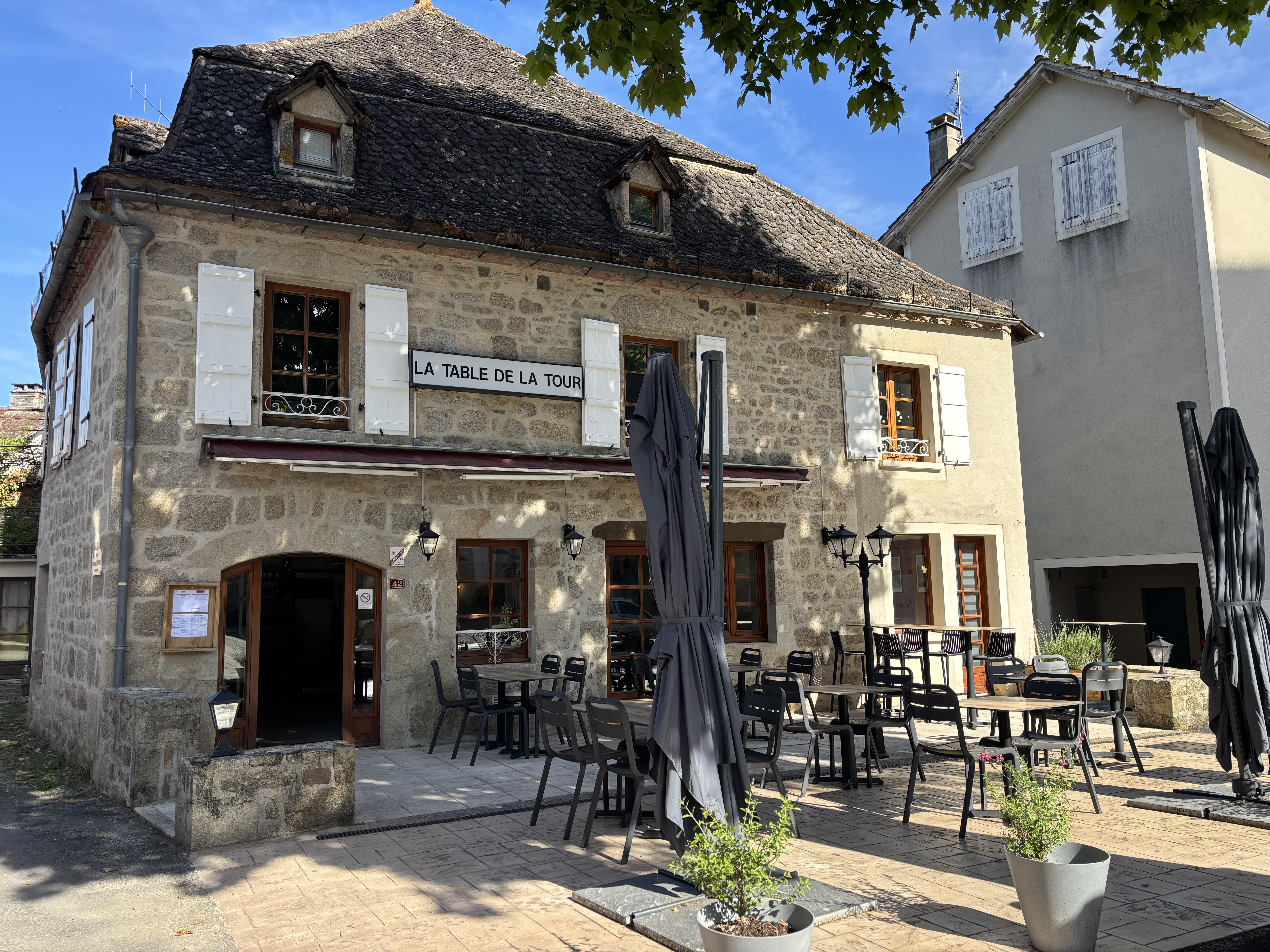 Cet établissement emblématique bénéficie d’un emplacement privilégié au cœur d’un village dynamique de 160 habitants (ainsi qu'un grand nombre de résidences secondaires) disposant de services de proximité (boulangerie, bibliothèque, agence postale, mairie). Exploité dans un bâtiment de caractère alliant authenticité et convivialité, le restaurant jouit d’une excellente réputation (note de 4.6/5 sur Google).


Caractéristiques de l'offre :
- Capacité : 45 couverts en intérieur et une grande terrasse ombragée.
- Équipement : Cuisine et salle entièrement équipées, prêtes à l'emploi.
- Loyer : 700 € par mois.
- Logement de fonction : Inclus (4 chambres).

Profil recherché :
Nous recherchons un professionnel de la restauration motivé, capable d'assurer la gestion complète de l'établissement et de pérenniser ce lieu de vie et de convivialité au sein du village.
