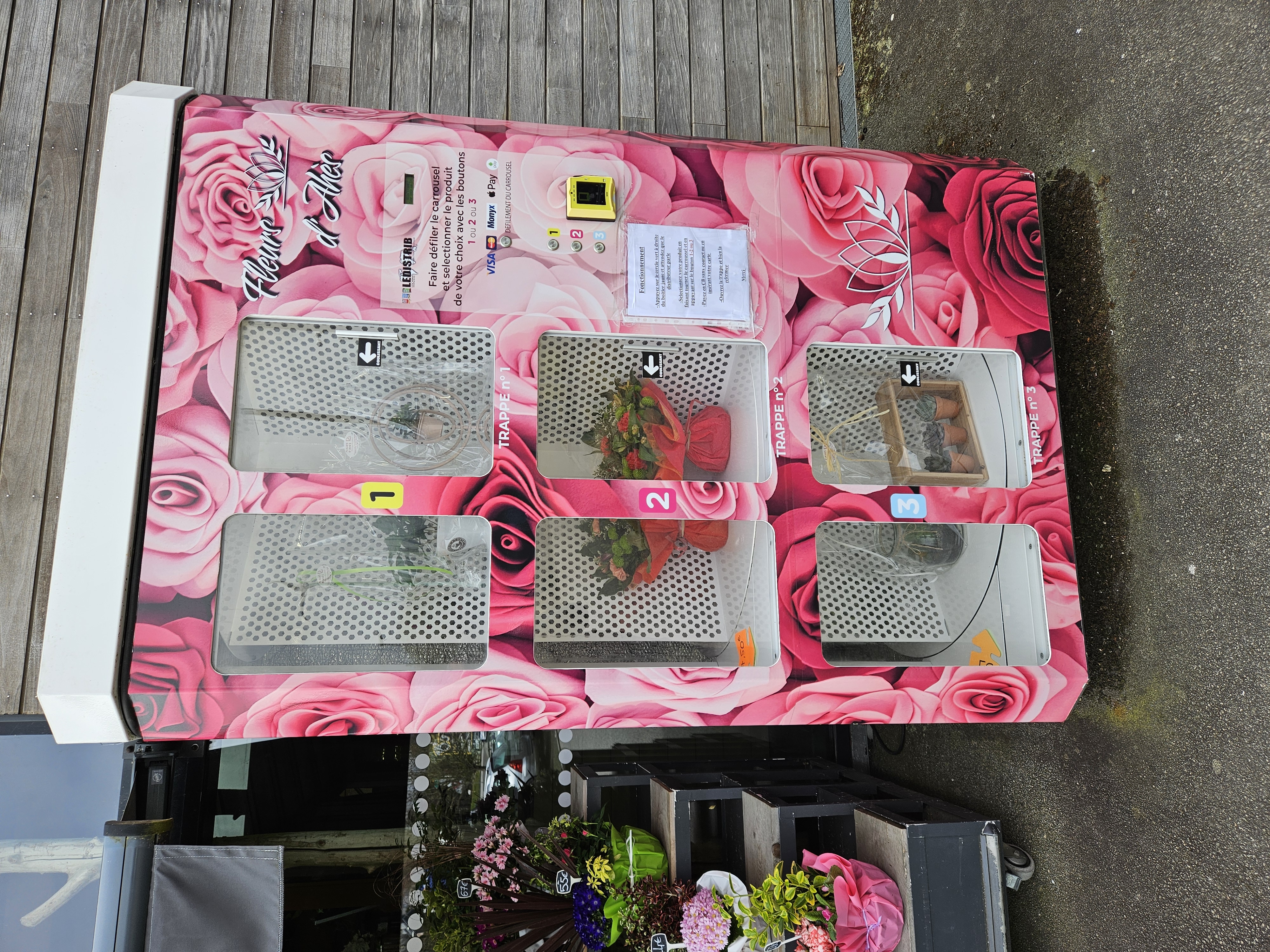 Carhaix-Plouguer 29270
Opportunité d'acquérir un fond de commerce de fleurs. Très bon emplacement avec une visibilité parfaite, située dans une zone passant et dynamique, cette boutique bénéficie d'une clientèle fidèle et d'une excellente réputation.

Caractéristiques du commerce, les surfaces :
- Espace de vente : 78,50 m²Carhaix-Plouguer 29270

Opportunité d'acquérir un fond de commerce de fleurs. Très bon emplacement avec une visibilité parfaite, située dans une zone passant et dynamique, cette boutique bénéficie d'une clientèle fidèle et d'une excellente réputation.

Caractéristiques du commerce, les surfaces :
- Espace de vente : 78,50 m²
- Atelier de confection : 24,00 m²
- Réserve: 52,50 m²
- Vestiaire: 3,75 m²
- Bureau : 9,60 m²
- wc : 3,35 m²

Matériel professionnel complet (chambre climatique, présentoirs haut et bas, outils de travail, …)

Stock de fleurs et plantes sont possibles quand l’inventaire est effectué lors de la vente.

Possibilité d'accompagnement ou de formation pour maintenir les relations commerciales

Atouts :

- Emplacement de choix avec fort passage et ayant un grand parking accessible et gratuit.

- Clientèle régulière et fidèle

- Rentabilité prouvée

- Potentiel de développement

- Agencement moderne et fonctionnel
- Atelier de confection : 24,00 m²
- Réserve: 52,50 m²
- Vestiaire: 3,75 m²
- Bureau : 9,60 m²
- wc : 3,35 m²

Matériel professionnel d'accompagnement (chambre climatique, présentoirs haut et bas, outils de travail, …)

Stock de fleurs et plantes sont possibles quand l’inventaire est effectué lors de d'accompagnement vente.

Possibilité d'accompagnement ou de formation pour maintenir les relations commerciales

Atouts :

- Emplacement de choix avec fort passage et ayant un grand parking accessible et gratuit.

- Clientèle régulière et fidèle

- Rentabilité prouvée

- Potentiel de développement

- Agencement moderne et fonctionnel

Renseignements en MP ou par tel 0689723050