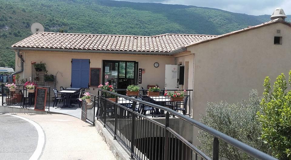 Située à 620 mètres d’altitude LES FERRES est une commune de 93 habitants (Recensement INSEE 2022) au cœur du Parc Naturel régional des Préalpes d’Azur dans la vallée de l’Estéron et intégrée au sein de la Communauté d’agglomération de Sophia Antipolis.
Son territoire se trouve à :
-	moins d’1 heure de Nice ;
-	30 minutes de Carros ;
-	50 minutes de la Station de ski de Gréolières-les-Neiges ;
-	10 minutes de Bouyon et de son école ainsi que de sa piscine municipale ;
-	25 minutes de Roquesteron ;
-	la croisée des sentiers de randonnées, ainsi que des itinéraires de VTT situés sur le massif du Cheiron et du pont de la Cerise.
Son environnement naturel préservé, sa proximité avec des bassins de vie et d’emplois importants en font un lieu de vie et de vacances privilégié. 
Au cœur de ce site préservé, l’Auberge communale est un bâtiment construit à la fin des années 90 offrant une vue panoramique sur le massif du Cheiron.
L’établissement est situé au cœur du village, à proximité immédiate d’un parking et bornes de recharges rapides pour les véhicules électriques. 
Il comprend :
- Au rez-de-chaussée : une cuisine, une salle de restaurant, un coin épicerie, un vestiaire avec douche, un dégagement avec deux WC indépendants et une terrasse;
- Au niveau moins un (par rapport au dénivelé) : quatre chambres, la chambre 1 et 2 ayant une salle de bain commune. L’ensemble offrant une capacité de 10 couchages;
- Au niveau moins deux (par rapport au dénivelé) : un appartement de trois pièces qui est affecté à titre de logement de fonction et dont l’occupation est totalement liée à l’exploitation de l’auberge et dont l’exploitant fera une condition déterminante de son consentement, qu’il ne puisse s’agir d’une location relavant de la loi du 6 juillet 1989;
- Au niveau moins deux (par rapport au dénivelé) : une buanderie et un local à vélo.

Capacité salle de restauration : 60 à 80 couverts
Capacité terrasse : 20 couverts
Superficie des locaux : 
-	Salle de restaurant, cuisine, WC et annexes : environ 250m²
-	Chambres d’hôtels : 75 m²
-	Appartement de fonction : environ 82m²

La Commune de LES FERRES a à cœur de maintenir un lieu de vie et de rencontres au cœur du village.
L’objectif est de proposer une restauration de qualité, accessible à tous, qui s’intègre pleinement dans la vie locale et contribue à l’attractivité de la commune.
La Commune souhaite collaborer étroitement avec un professionnel dynamique et qualifié, capable de développer une offre adaptée aux attentes des habitants tout en attirant une clientèle extérieure. Elle accompagnera le futur gérant dans la mise en place de son activité, en favorisant les synergies avec les acteurs locaux (associations, producteurs locaux, office de tourisme etc.) et en soutenant les initiatives qui renforcent le dynamisme économique et social de LES FERRES.
Pour ce faire, la Commune souhaite confier la gestion de l’Auberge à un ou plusieurs exploitants expérimentés, dont le projet s’inscrira dans les objectifs suivants :
- Assurer une offre de restauration et d’hébergement de qualité, adaptée aux usagers du site ;
- Développer une activité touristique attractive en toute saisons ;
- Contribuer au dynamisme économique local ;
- Un lieu de rencontre et d’animations pour le village qui participe et travaille en collaboration avec les acteurs du village (Associations, mairie, …)

Le dossier de candidature est disponible et téléchargeable sur le site internet de la commune ( https://lesferres.fr/appel-candidature-reprise-auberge-les-ferres/ )et peut être sollicité auprès du secrétariat de la mairie, par téléphone (04.93.59.08.10), par courriel (commune-de-les-ferres@orange.fr) ou par voie postale (Commune de LES FERRES, 5 route du Mont Saint Michel – 06510 LES FERRES)