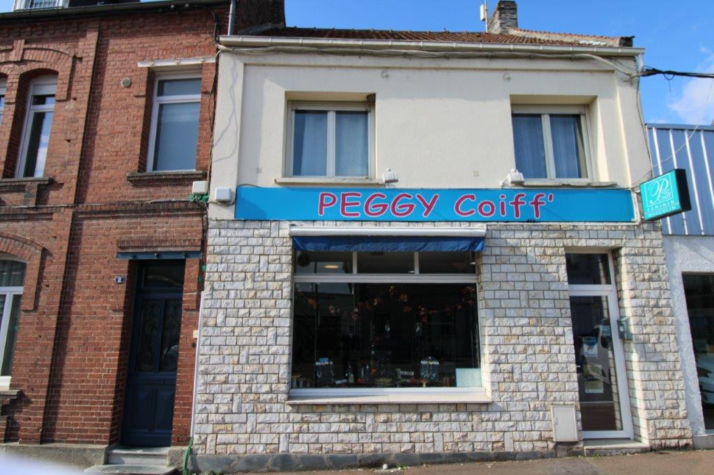 À vendre salon de coiffure dans petite ville proche de cambrai 
4 postes de coiffage 2 bacs à shampoing 
Pas de concurrence parking à proximité 
Le salon estimé à 25000? est attenant à une maison de 4 chambres estimée à 120000?
En plein c?ur d?une petite  ville avec  toutes les commodités  et  une clientèle qui s?inquiète  de perdre l?unique salon de coiffure j?y ai passé 28 belles années et j?aiderais au maximum  l?installation du repreneur