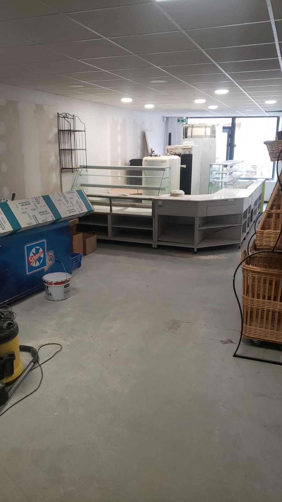 Commune de 600 habitants, dynamique, avec écoles, services, situé sur un axe passant, dans centre-bourg rénové, cherche gérants pour reprendre la boulangerie - pâtisserie.

Cette activité a été enracinée pendant des décennies. Au départ à la retraite du boulanger en décembre 2014, celui-ci n'ayant pas cherché de repreneurs, la commune a racheté le bâtiment et le matériel en 2018.

Après une unique expérience soldée par un échec relationnel entre le cadre de vie rural et le profil des gérants, la commune a mis en sommeil cette activité.

Désormais, à l'heure d'une reprise imminente du bar restaurant et du tabac-presse / épicerie,  nous souhaitons vivement une nouvelle activité de boulangerie - pâtisserie.

Le labo est neuf : refait en 2013, à la suite d'un incendie, soit un an avant le départ en retraite. Le matériel a ainsi très peu servi. La partie magasin est neuve, refaite et mise aux normes par la commune récemment. Une distributeur de baguettes acheté par la commune, dans un local mitoyen à la boulangerie, tout neuf, est également présent et ouvert 24h/24 7J/7.

Le logement à l'étage est actuellement occupé. Des facilités de logement sont toutefois possibles.

L'avantage de la formule proposée ? Un investissement à faire quasi nul et un loyer modeste pouvant séduire de nombreux profils. Le loyer est en effet proposé au prix attractif de 350 €uros HT. La partie magasin fait 40 m2 environ et la partie labo 160 m2. Des aides publiques sont possible pour tout changement de matériel ou complément à effectuer selon les souhaits. 

Venez redonner vie à ce lieu qui fut longtemps emblématique dans la commune et sur le territoire. Axe passant : 2500 à 3500 véhicules par jour, bassin de vie de 2500 habitants environ, 5 communes alentours viennent dans nos écoles ici. A l'échelle du territoire, et des communes limitrophes ne possédant aucun commerce et service public, nous incarnons une centralité intéressante pour l'attractivité des commerces.

A saisir, beau potentiel !