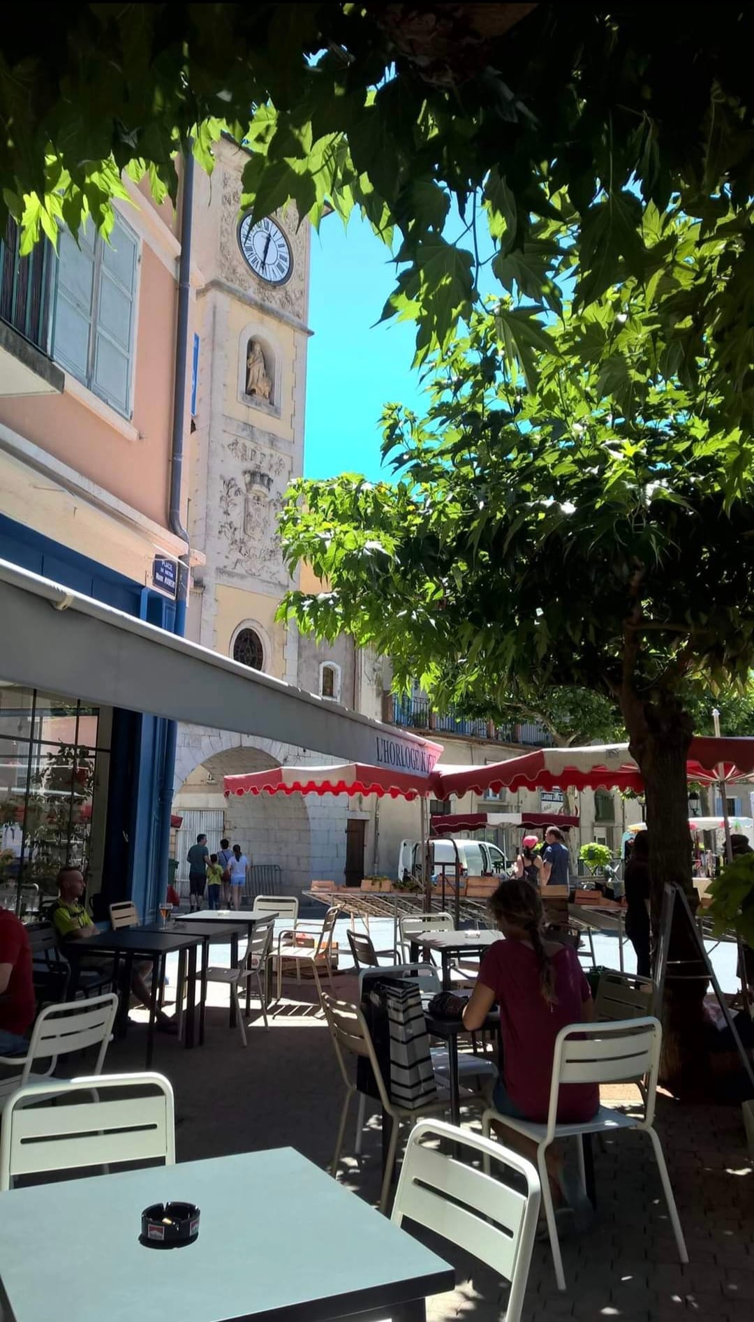 - Le cadre de vie
Au cœur des Alpes de Haute Provence, ville touristique de 8 000 habitants
Très forte fréquentation touristique pour son patrimoine, ses paysages époustouflants et son art de vivre provençal
300 jours de soleil par an. A 60 minutes des stations de ski, à 60 minutes de la mer Méditerranée.
- L'opportunité
A VENDRE BAR BRASSERIE LICENCE IV 
Avec son appartement de fonction de 90 M2
Superbe emplacement sur place typiquement provençale
Terrasse ( 100 places ) ombragée et ensoleillée
Très bonne clientèle
Place du marché ( 2 fois par semaine ) 
État neuf
COUP DE CŒUR ASSURE
GROS POTENTIEL
A VOIR RAPIDEMENT