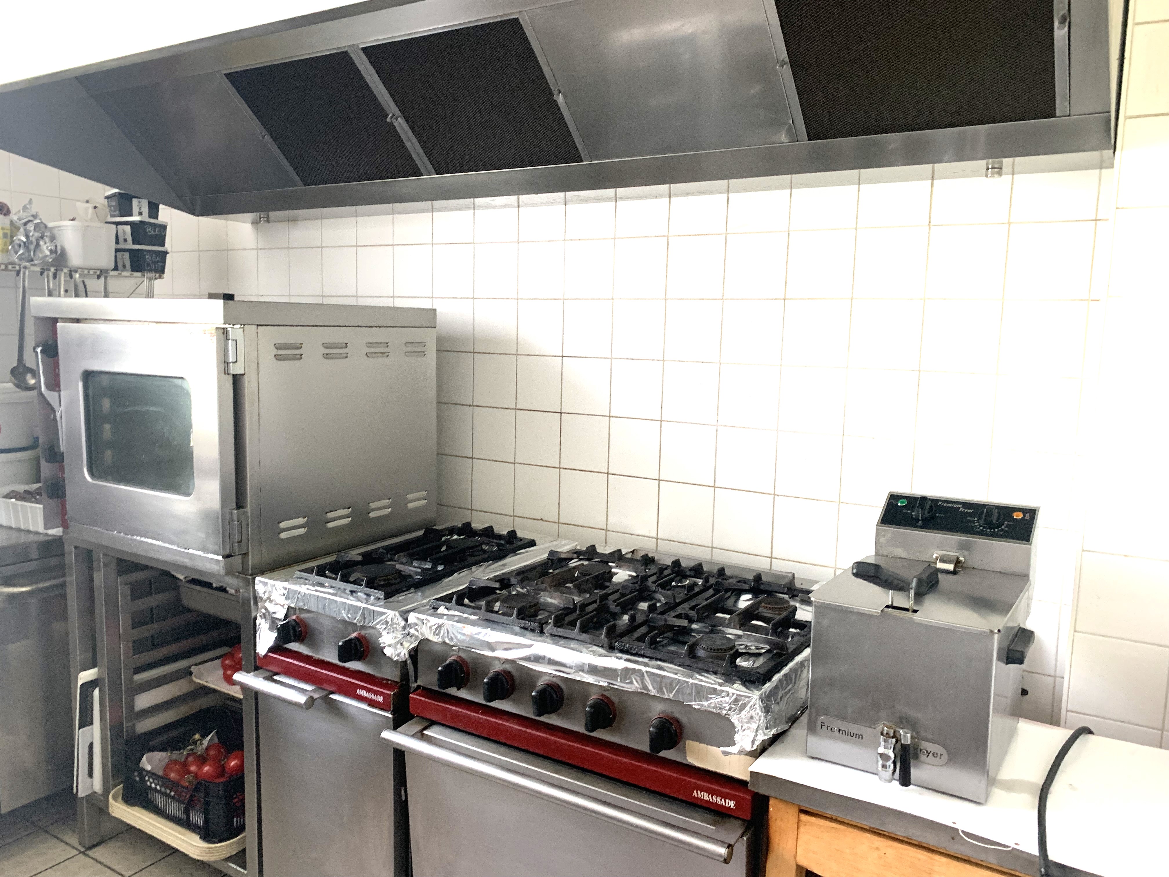 Vend cause retraite, Fond de Commerce Bar Restaurant FDJ, presse et relais colis, sur commune attractive du sud ouest limoges.
Restauration fabriquée maison, simple et abordable.
Clientèle de proximité et professionnelle.
Possibilité d’augmenter les horaires d’ouvertures et potentiel de développement important
le Fond de commerce est à 131000€ HT.
Les murs peuvent être vendu avec.
Emplacement central avec terrasse. Belle rentabilité.