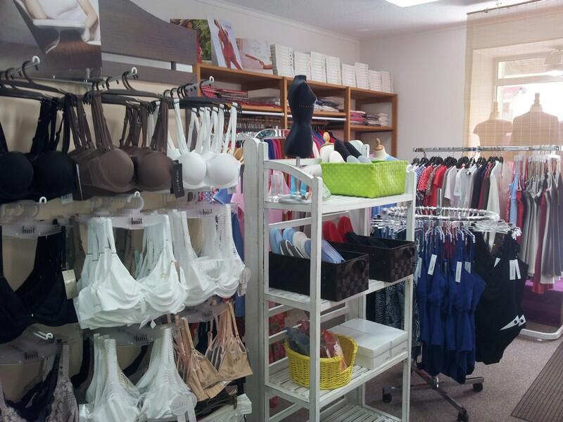 A vendre fonds de commerce BOUTIQUE de LINGERIE à Pont l'Abbé

- Emplacement N°1, en cœur de ville, rue piétonne, angle de rue, 3 vitrines.
Local commercial de 42 m² (boutique 36 m², réserve + sanitaires 6 m²)
- Offre diversifiée de lingerie féminine - Chemises de nuit, pyjamas, tenues de détente, maillots de bains, collants, chemises laine, soie et coton, soutiens gorge, slips, gaines. Antigel, Avet, Chantelle, Charmeline, Doré Doré, Empreinte, Gerbe, Hanro, Lejaby, Lidéa, Lisanza, Livia, Lou, Massana, Pastunette, Simone Pérèle, Ringella, Senoretta, Sloggi, Sunmarin, Triumph, Vittoria...
- Clientèle locale fidèle et clientèle touristique en période de vacances scolaires
- CA stable, bonne rentabilité
- Bon potentiel de développement
- Accompagnement possible par le cédant

Pas sérieux et agences, s'abstenir.