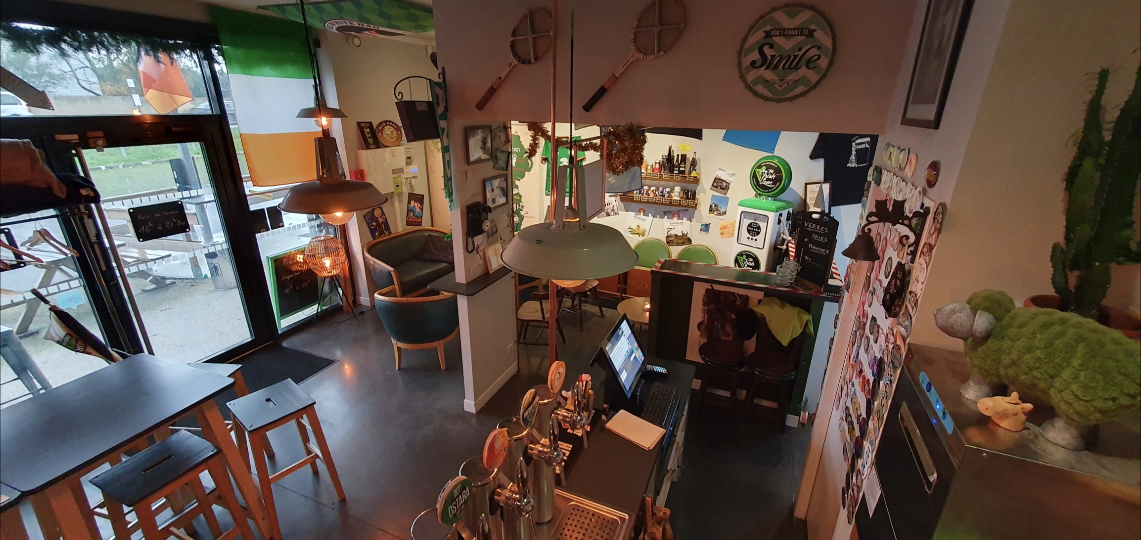 Débit de boissons spécialisé dans les bières artisanales Irlandaises en afterwork dans la banlieue proche de Bordeaux.
Une partie bar avec 15 becs et une terrasse avec un parking privé. 
Bail tout commerce.
Côté Pub 70m2 et une partie réserve de 72m2 avec une cave de tirage de 20m2 réfrigérée.