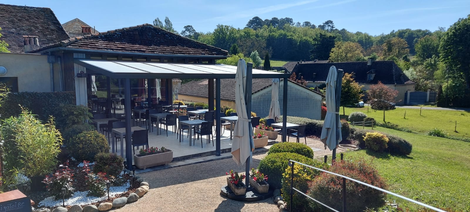 A vendre restaurant atypique en Périgord Dordogne
Vend fonds de commerce restaurant atypique avec bar licence IV.
Ce très joli restaurant, à 12 Kms de Bergerac, est situé dans un village de charme du Périgord Pourpre. Niché dans un cadre champêtre, il bénéficie d'un site et d'un environnement rare, apprécié toute l'année par nos clients.
Bel outil de travail, aux normes, fonctionnel immédiatement, aucun matériel à acheter, aucun travaux à prévoir. Tout est en parfait état de marche.
Ce restaurant travaille en plus des habitués à l'année, avec la clientèle de passage ainsi que la clientèle des gîtes et des chambres d'hôtes de la région.
30 couverts salle principale - 30 couverts en terrasse couverte (très appréciée des clients)
Possibilité d'installer d'autres couverts dans le bar ou de créer une vente de produits du terroir.
Idéal pour un couple dynamique souhaitant une meilleure qualité de vie, agréable logement attenant composé de trois chambres pratique pour les enfants.
Fonds vendu, à regret, cause retraite bien méritée.
Possibilité crédit vendeur selon le montant de l'apport et la solvabilité
Les informations sur les risques auxquels ce bien est exposé sont disponibles sur le site Géorisques : www.georisques.gouv.fr.
Conditions
Personnes sérieuses et volontaires, respectueuses du client