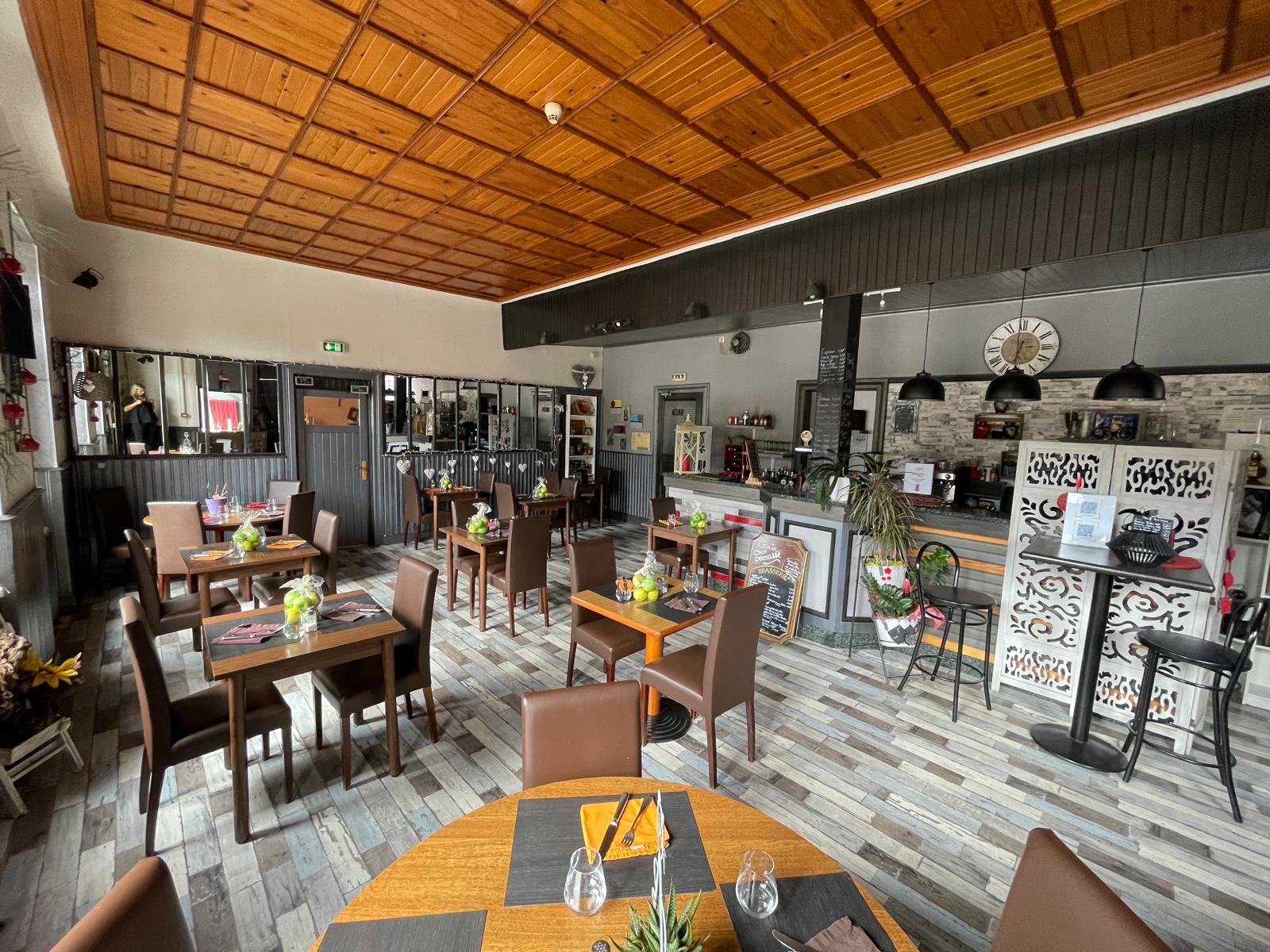 Recherche repreneurs pour notre hôtel Restaurant, situé au cœur de la vallée de Saint Amarin au pied du Grand Ballon.

Superficie 640m2 sur 4 niveaux :
*Rez-de-chaussée :  1 cuisine, 2 salles de restaurant 30  et 80 couverts avec  1 cheminée pour la cuisson des viandes,  
ainsi qu'une terrasse de 20 cvts.
*1er étage : 6 chambres pouvant accueillir 16 pers et 1 appartement de fonction 80m2. 
*2eme étage comble aménageable possible.
*Sous-sol  1 cave
*1 cour avec 3 garages