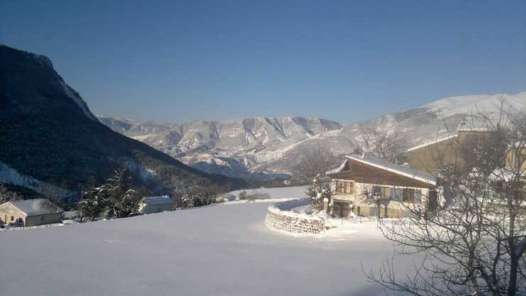 La commune de Saint-Léger  recherche un locataire-gérant pour l'Auberge du Coustet à 1000m d'altitude.

Les atouts :
L'auberge est située aux portes du Parc du Mercantour, des gorges du Verdon, à 40 minutes des pistes de ski de Valberg. Les randonnées sont nombreuses pour profiter des sites alpins environnants, du Parc National du Mercantour et de la route des Grandes Alpes. Le site est connu par les motards et les passionnés de vélo.
La localisation de l'auberge particulièrement favorable à l'observation des étoiles est un atout majeur pour l'accueil des publics de plus en plus nombreux qui se passionnent pour la Réserve Internationale de Ciel Étoilé.

Rénovée en 2025 sur le plan énergétique, elle comporte avec une salle de restauration ouverte sur le paysage (40 couverts intérieurs et 30 extérieurs), un bar, un hôtel de 7 chambres, deux gites d’étape d’une capacité de 23 personnes,
L'auberge est équipée (meubles, linges de literie, linges de toilettes, couverts,  couverts, verres, matériels de cuisine, tables, chaises, etc.)
Compte tenu du classement de la commune dans France Ruralité Rénovation (Zone FRR, anciennement ZRR), les gérants pourront bénéficier d'une exonération totale d'impôts et de charges sociales du personnel durant les 5 premières années, puis d'une réduction dégressive durant les 5 années suivantes.

L'établissement dispose également de l'agrément "Jeunesse et Sport" permettant d'accueillir des groupes d'enfants ou d'adolescents notamment dans le cadre des classes vertes ou de neige.

Notre attente :

La Commune recherche donc un ou un professionnel de restauration ayant une volonté certaine à mettre en avant les qualités d'un site aussi remarquable. Celui-ci devra être titulaire du permis d’exploiter, de la HACCP et devra être secondé  par une deuxième personne pour le service et la partie hôtellerie 
Nous attendons la création d'une ambiance chaleureuse et accueillante au sein de l'auberge.
le loyer mensuel est de 450.00 €/ht et une caution de 9000.00€ est demandée.
Le territoire étant doté de producteurs locaux, le "fait maison" et les circuits courts pour la partie restauration sont à privilégier.
Le dossier de candidature est à envoyer par mail et sera composé des pièces suivantes :
CNI, CV, permis d’exploiter, HACCP et lettre de motivation
Pour une ouverture Printemps 2026